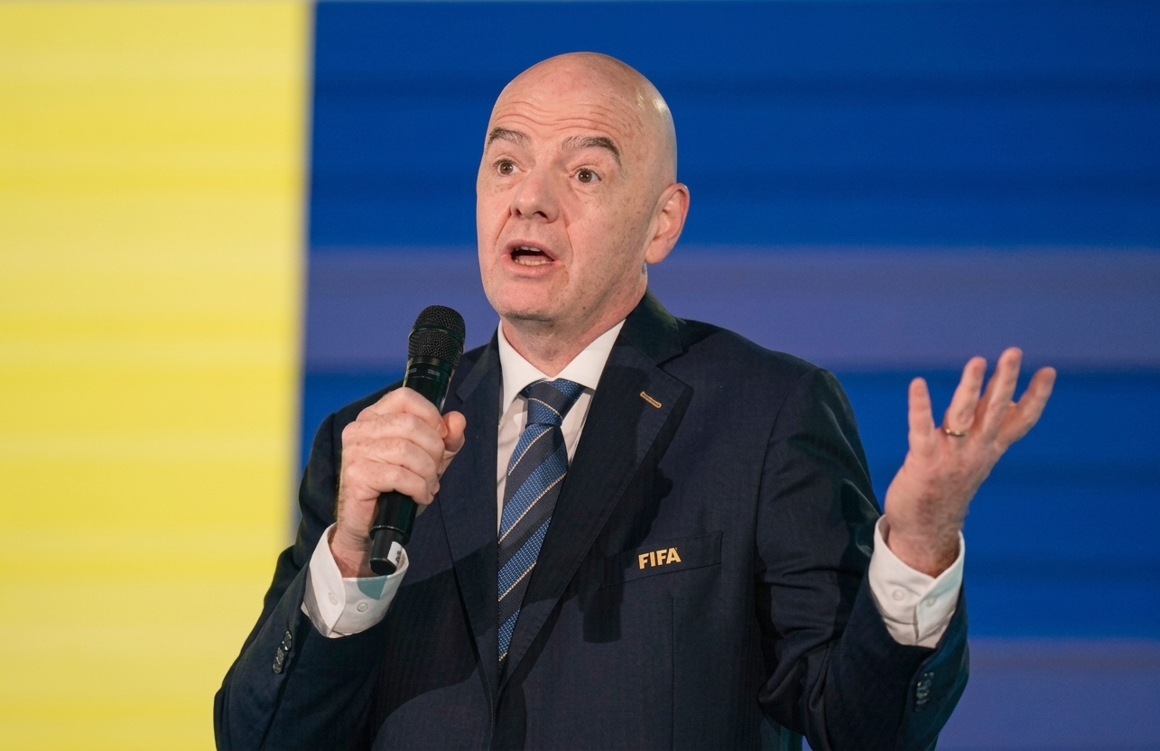Ông Gianni Infantino công khai xin lỗi ở cuộc họp của FIFA - Ảnh: REUTERS