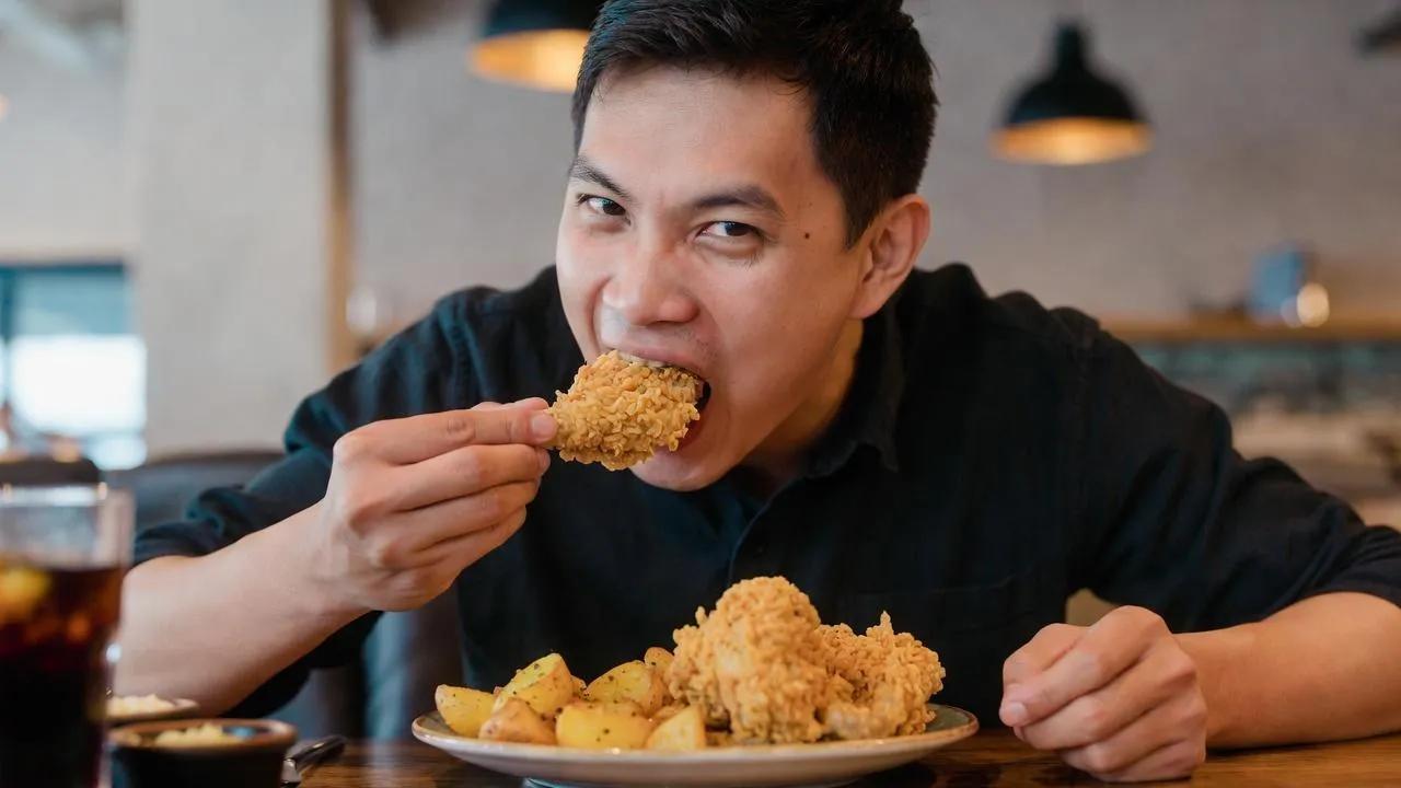 Ăn đồ chiên không bị cấm tuyệt đối trong phương pháp giảm béo Keto - Ảnh: STOCK