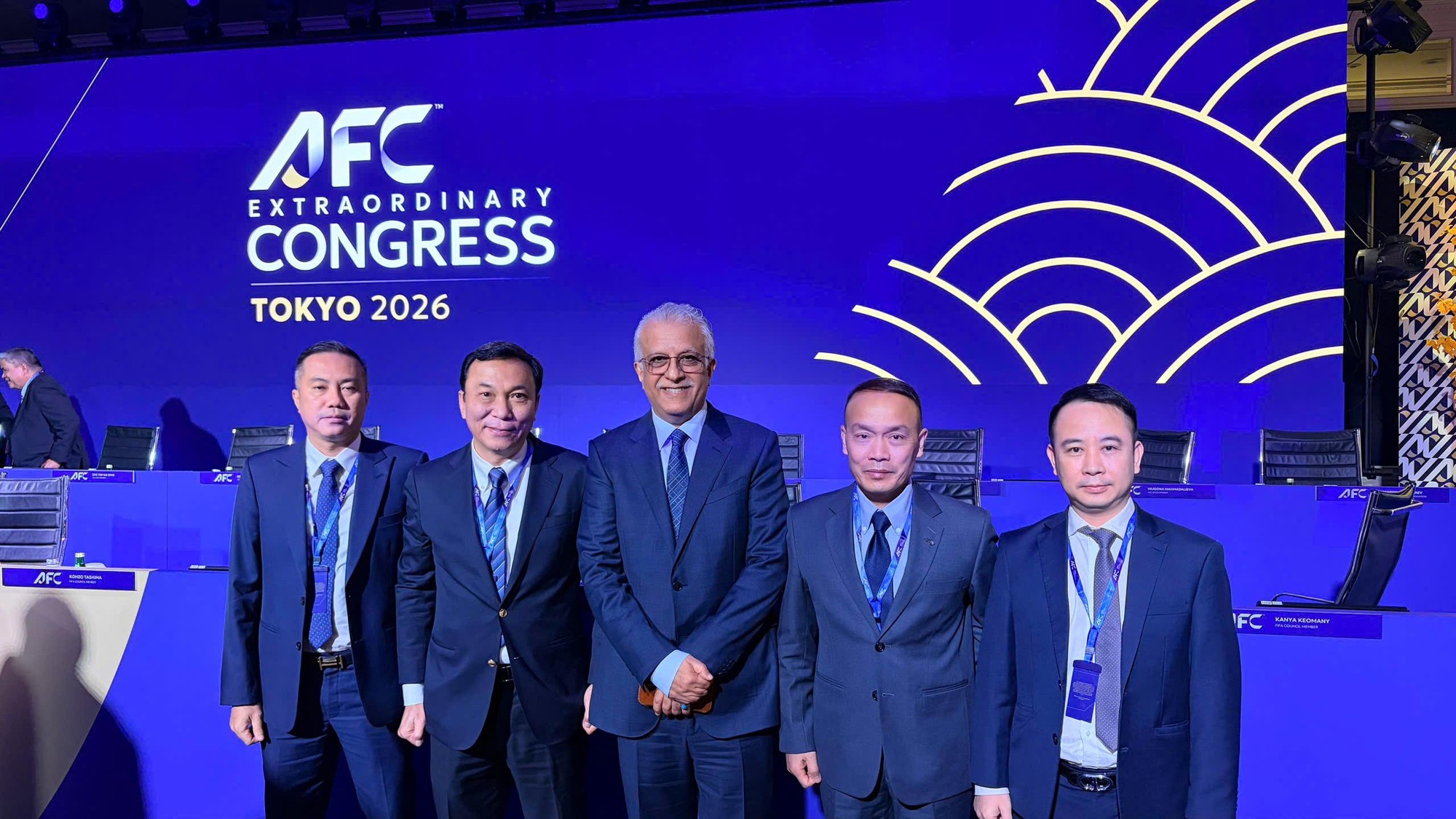 Chủ tịch AFC (giữa) và đoàn đại biểu cấp cao VFF tại đại hội bất thường của AFC