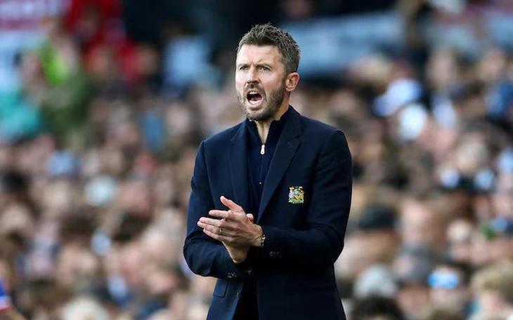 HLV Carrick gây tranh cãi khi coi trận hòa trước Leeds là