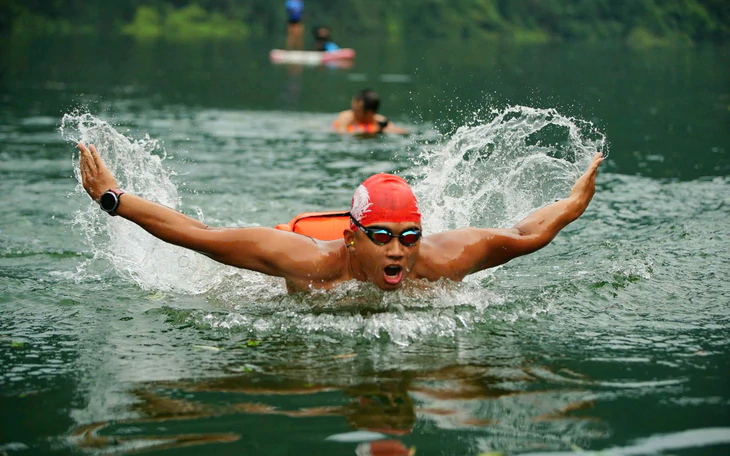 Sốc: Người Việt Nam đầu tiên bơi uốn sóng ngửa ngược dòng 12km trên sông Hồng - Ảnh 4.