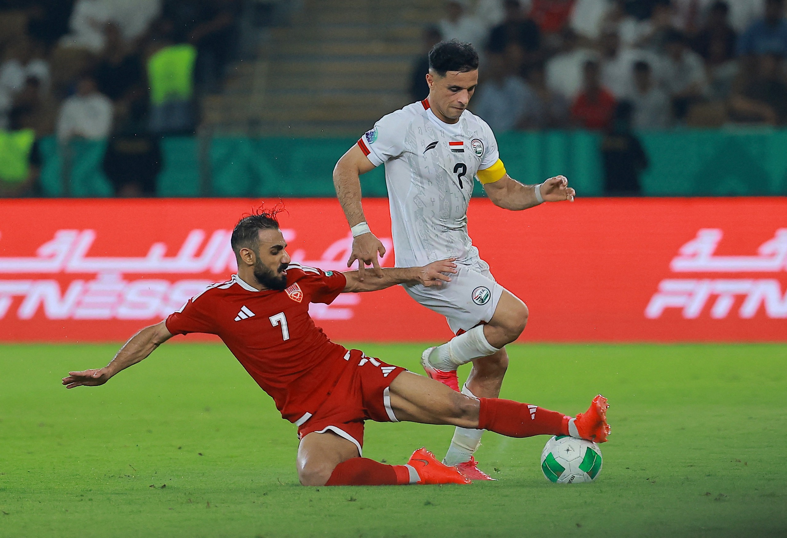 Nasser Al Gahwashi (áo trắng) cùng đội tuyển Yemen thi đấu tại Gulf Cup trong tháng 9