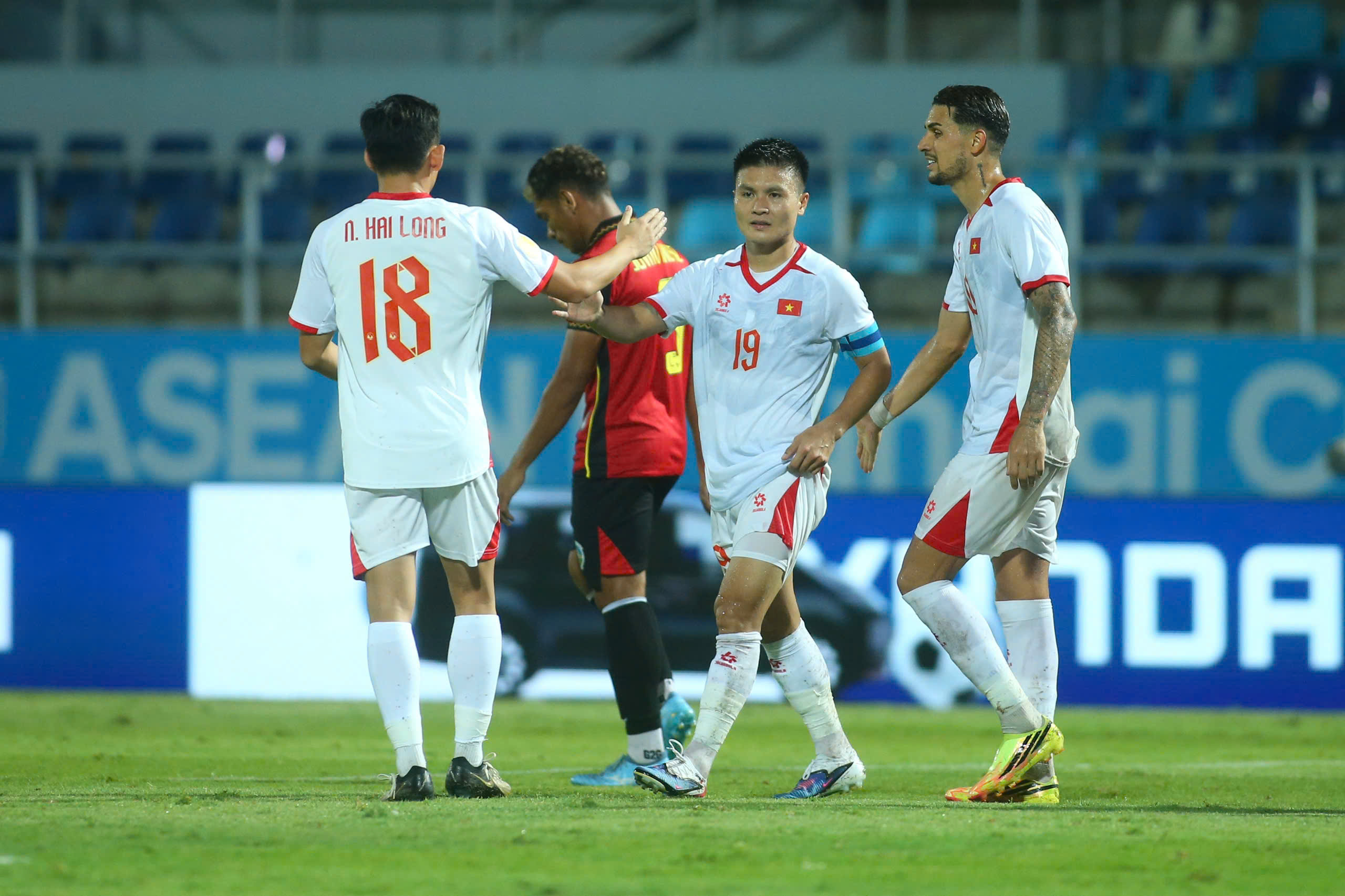 Các tiền vệ của đội tuyển Việt Nam như Quang Hải, Lê Phạm Thành Long, Hai Long... cần khóa chặt 'ngòi nổ' Al Gahwashi của đội tuyển Yemen tại Asian Cup 2027