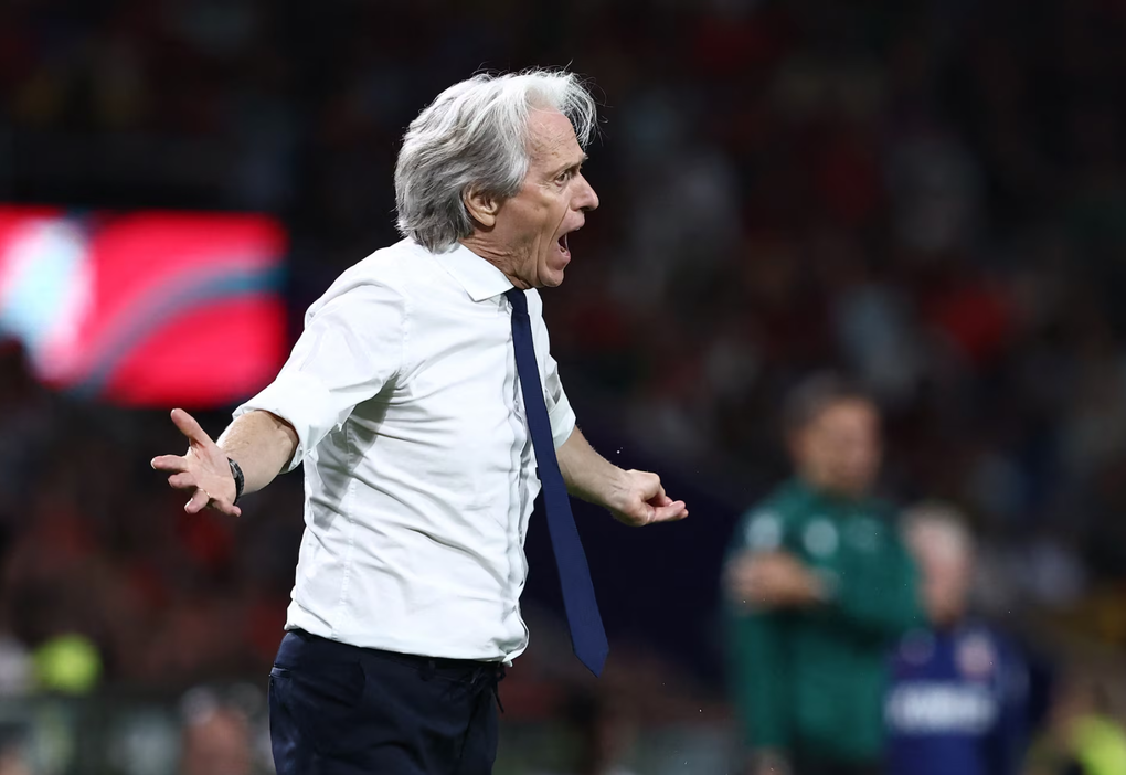 HLV Jorge Jesus ở khu kỹ thuật trong trận Bồ Đào Nha – Na Uy trên sân Dragao, Porto, Bồ Đào Nha ngày 4/10/2026. Ảnh: Reuters