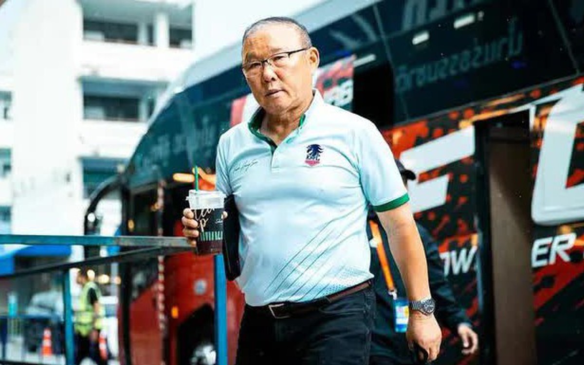 HLV Park Hang Seo bất ngờ được Liên đoàn Bóng đá Thái Lan khen ngợi