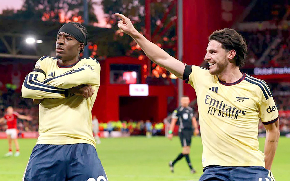Arsenal thắng nhọc nhằn để bám đuổi Man City