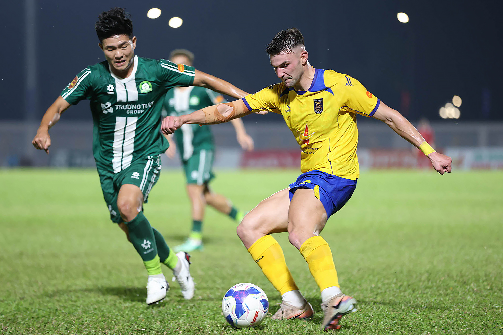 CLB TP.Đồng Nai (áo xanh) hòa Bắc Ninh để có điểm số đầu tiên tại V-League