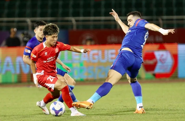 Ngô Đăng Khoa (áo đỏ) có thể khoác áo đội tuyển U.23 Việt Nam trong thời gian tới
