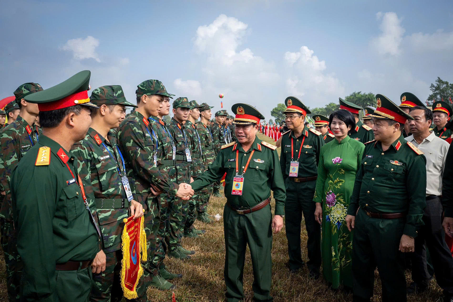 Trung tướng Nguyễn Bá Lực, Phó tổng Tham mưu trưởng, Trưởng Ban tổ chức Hội thao động viên các đoàn tham dự Hội thao. Ảnh: Việt Trung