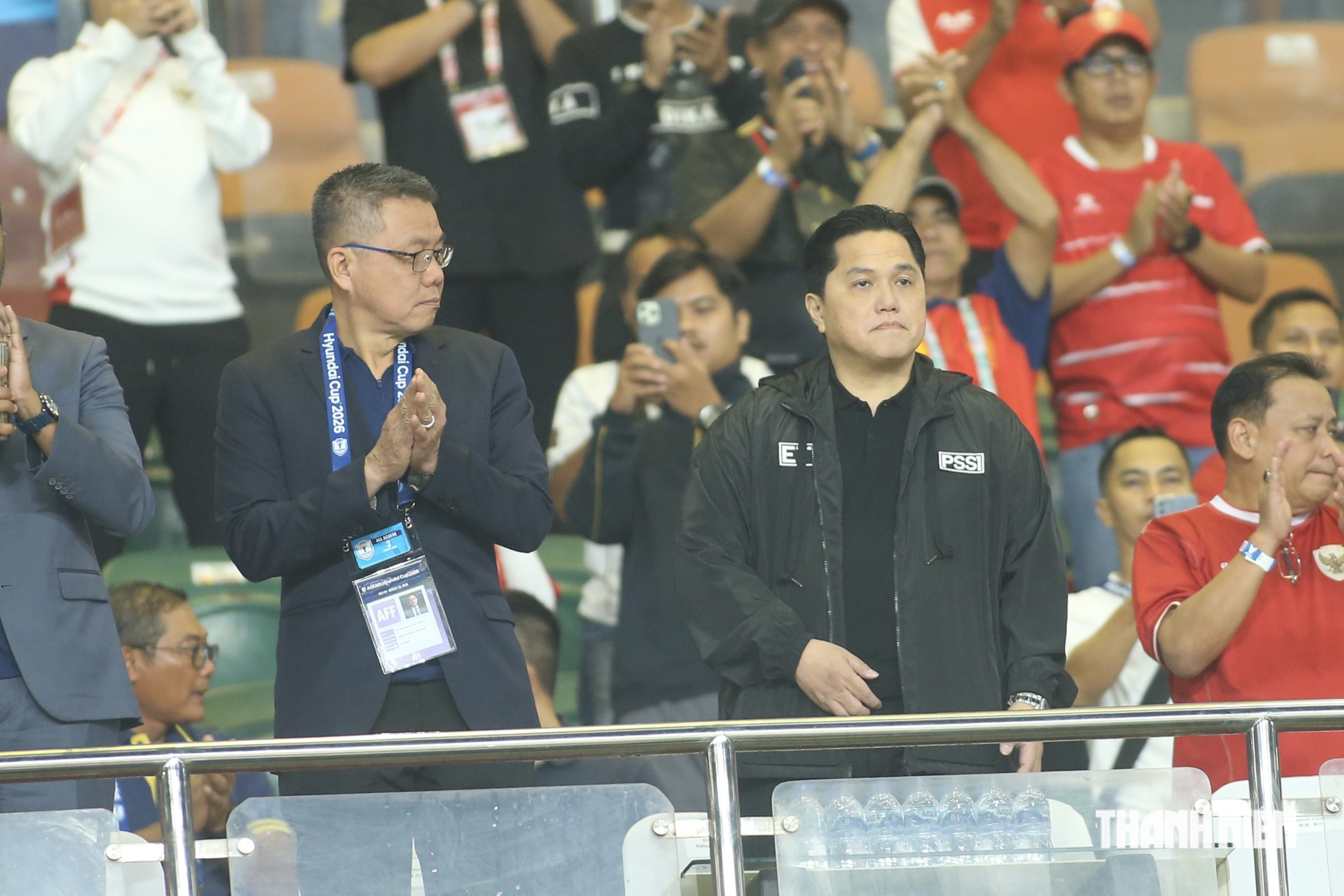 Chủ tịch Liên đoàn Bóng đá Indonesia Thohir (phải) và Chủ tịch AFF Khiev Sameth, thiếu tướng quân đội Campuchia