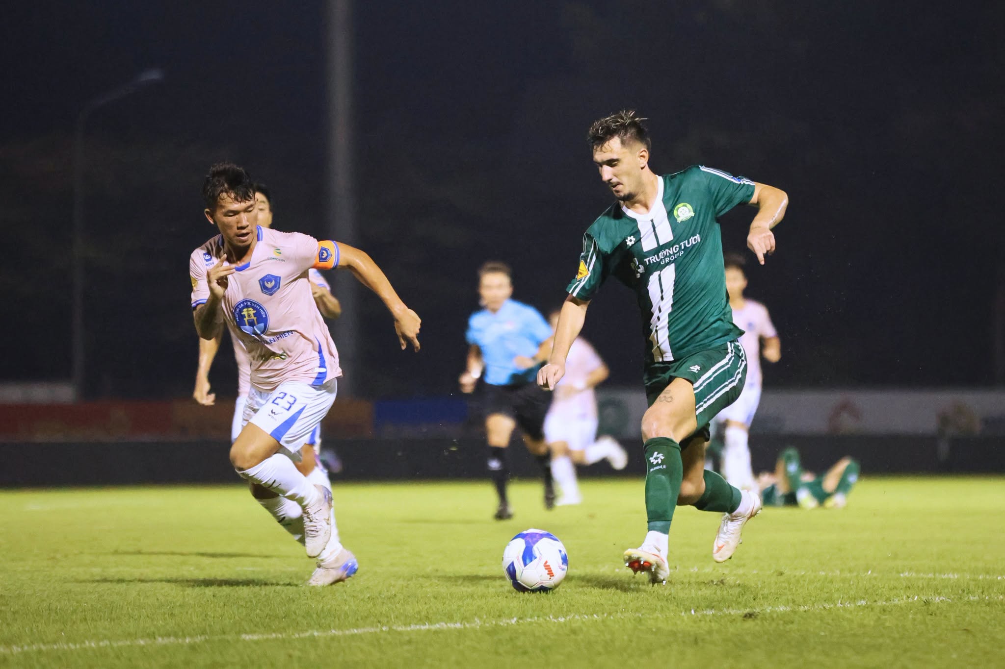 Ivan (phải) chưa hòa nhập nhanh ở V-League