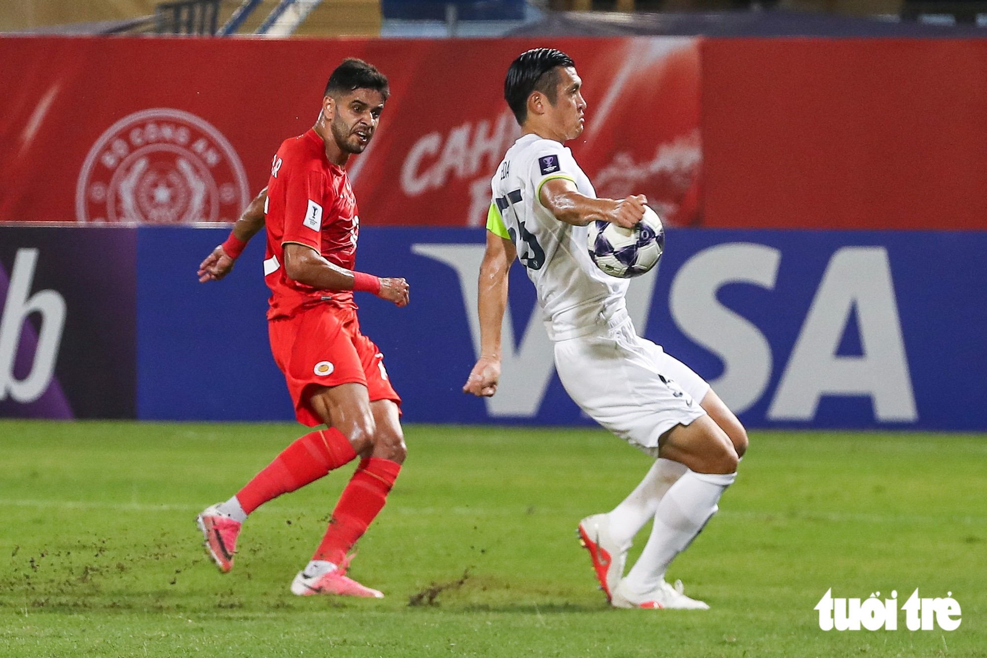 Leo Artur (trái) có cú sút chạm tay cầu thủ Kashima Antlers trong vòng cấm nhưng CLB Công An Hà Nội không được hưởng phạt đền ở trận hôm 13-10 - Ảnh: MINH ĐỖ