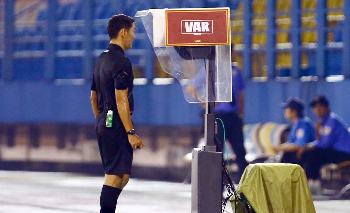 Trận đấu V-League 'vỡ vụn' vì VAR