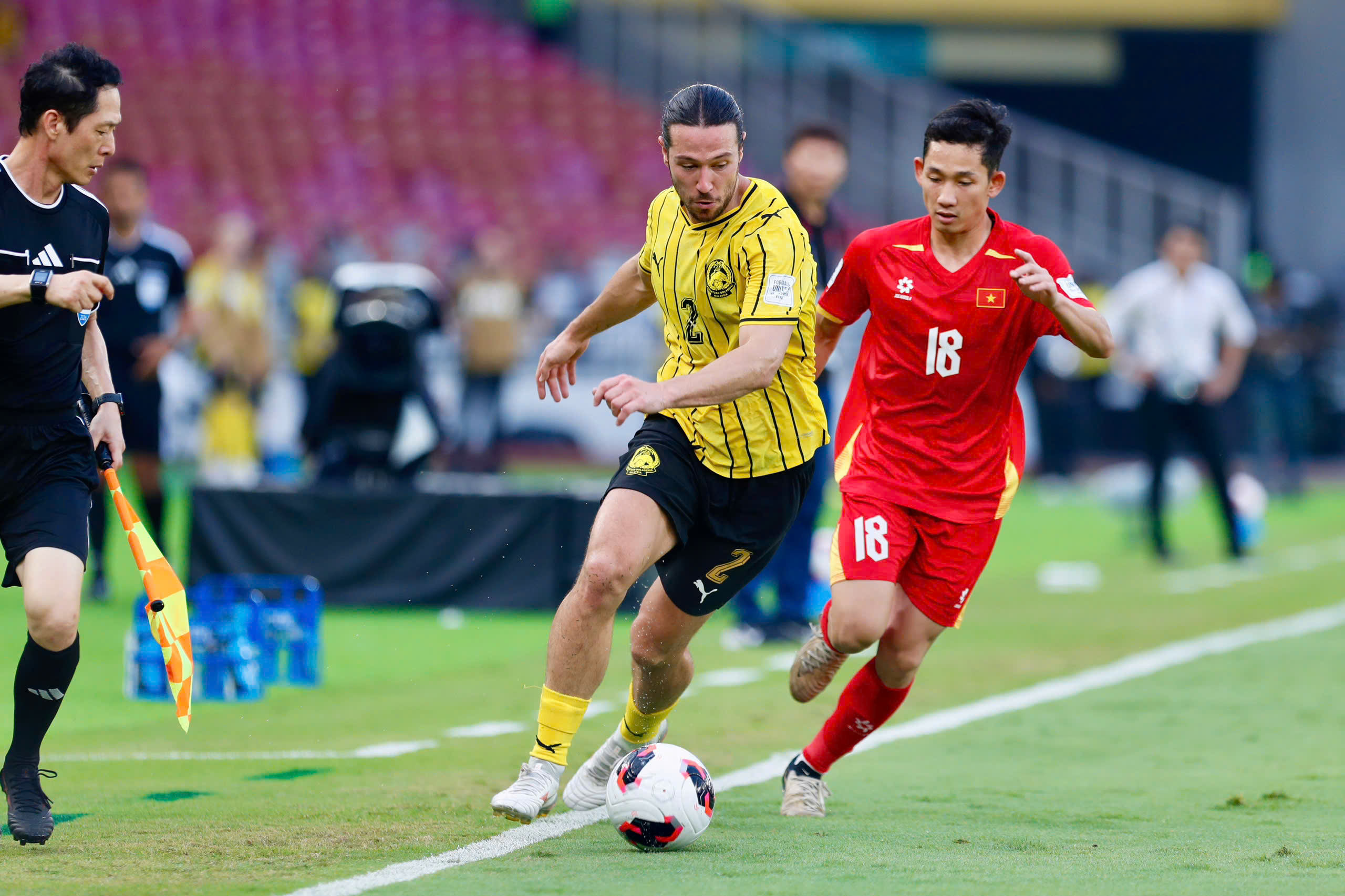 Báo Trung Quốc cảnh báo đội nhà, chọn gặp Malaysia (trái) trong FIFA Days tháng 11 không hề nắm chắc được phần thắng