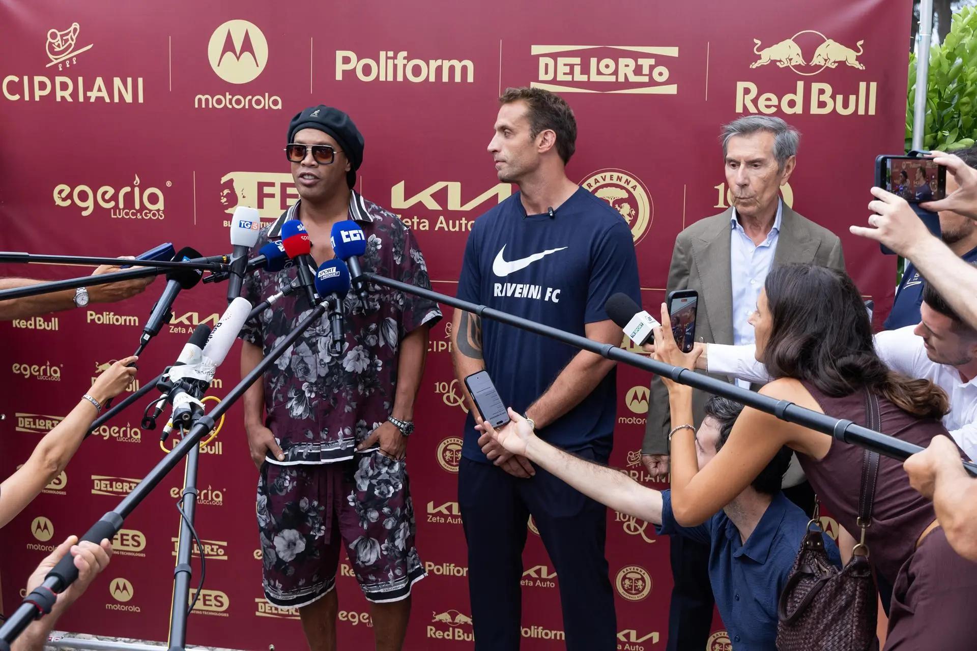 Ronaldinho khi thông báo sẽ trở lại chơi bóng chuyên nghiệp - Ảnh: REUTERS