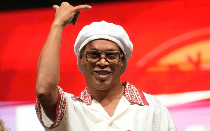 Ronaldinho trở lại thi đấu chuyên nghiệp ở tuổi 46 - Ảnh 4.