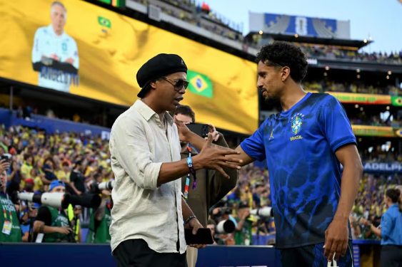 Huyền thoại Ronaldinho vẫn rất thu hút sự chú ý - Ảnh: FIFA