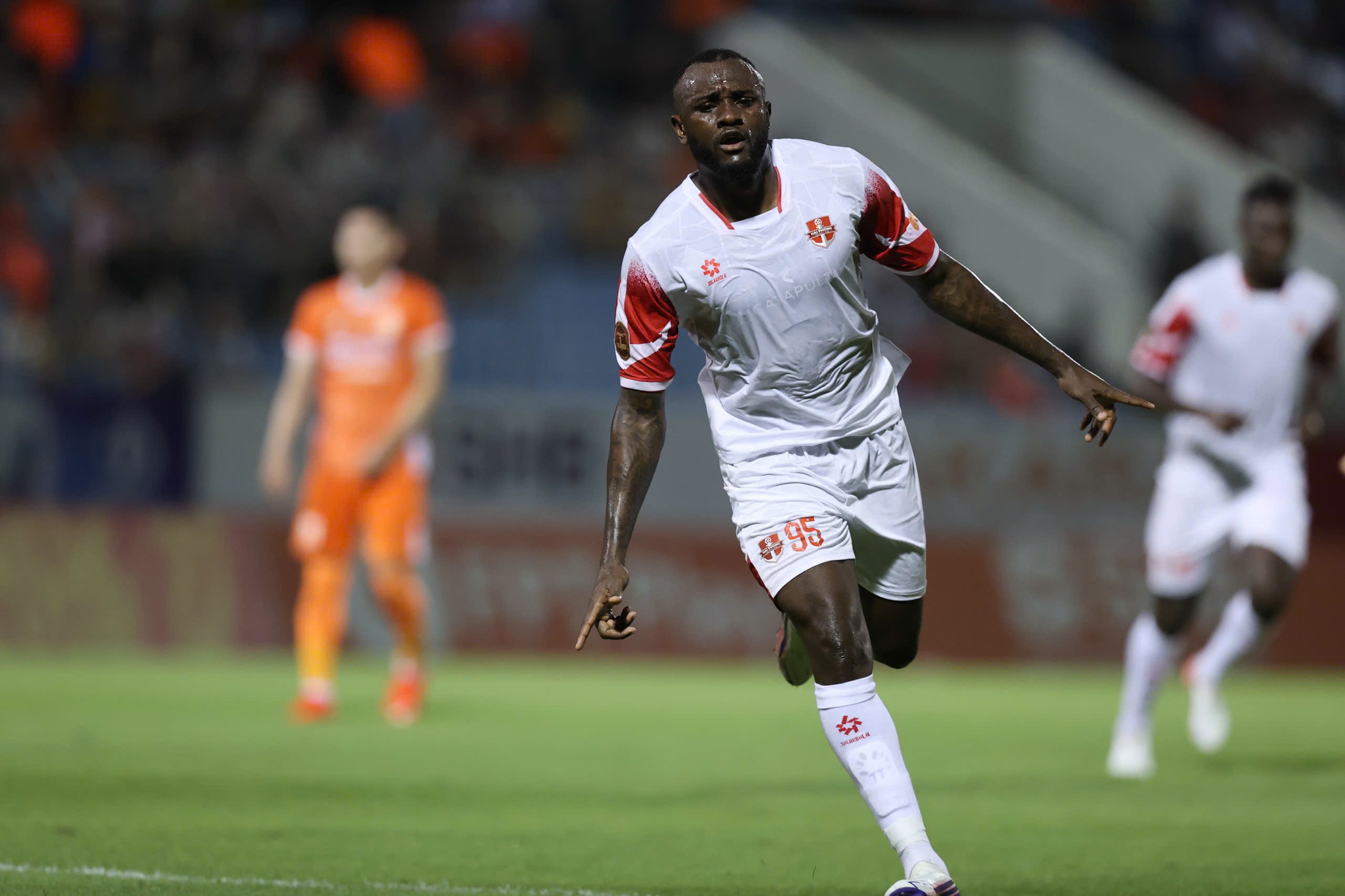 Joel Tagueu rực sáng với hat-trick vào lưới CLB Đà Nẵng mang về chiến thắng cho CLB Hải Phòng