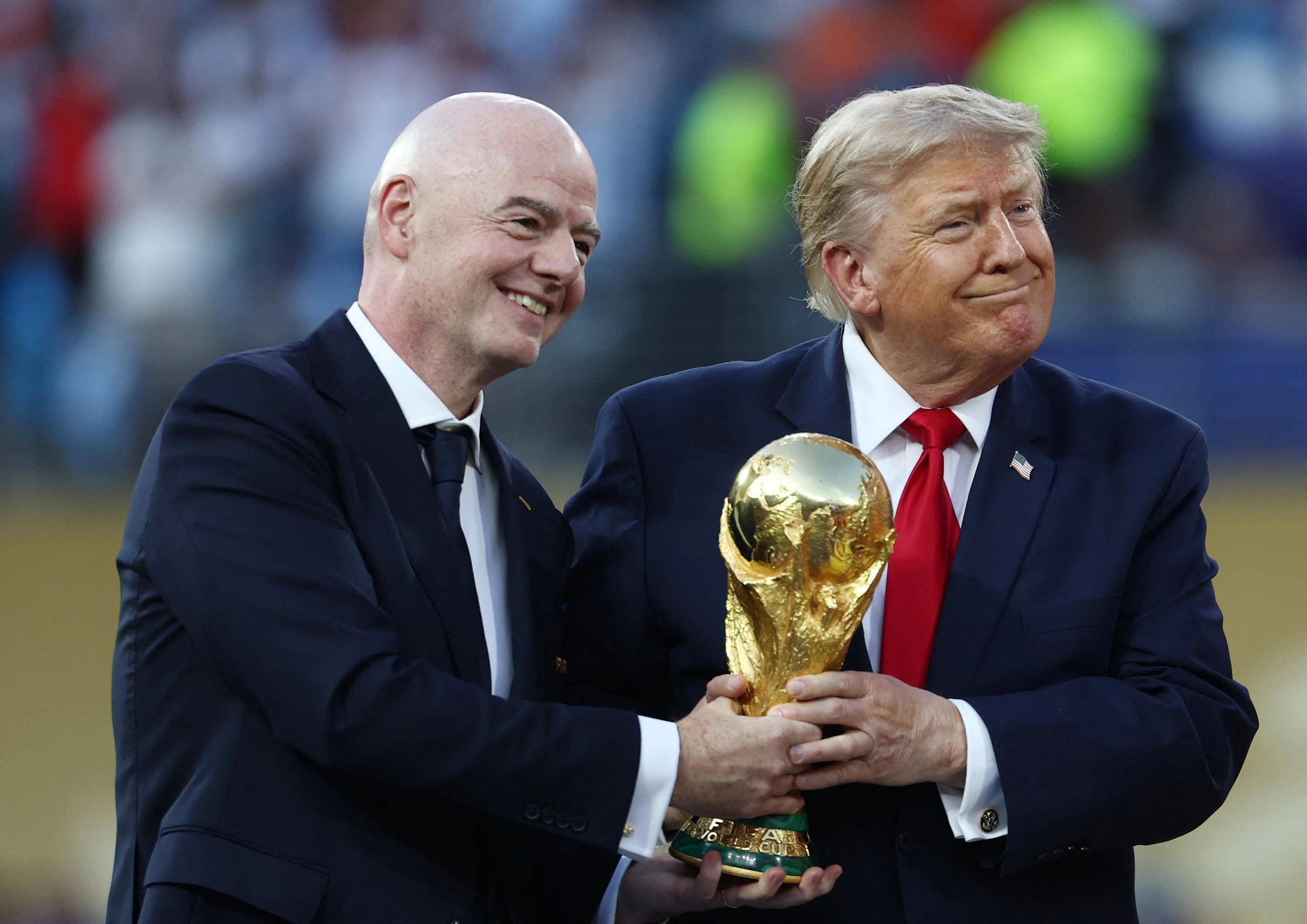 Chủ tịch FIFA Infantino (trái) và Tổng thống Mỹ Donald Trump trong lễ trao giải World Cup 2026