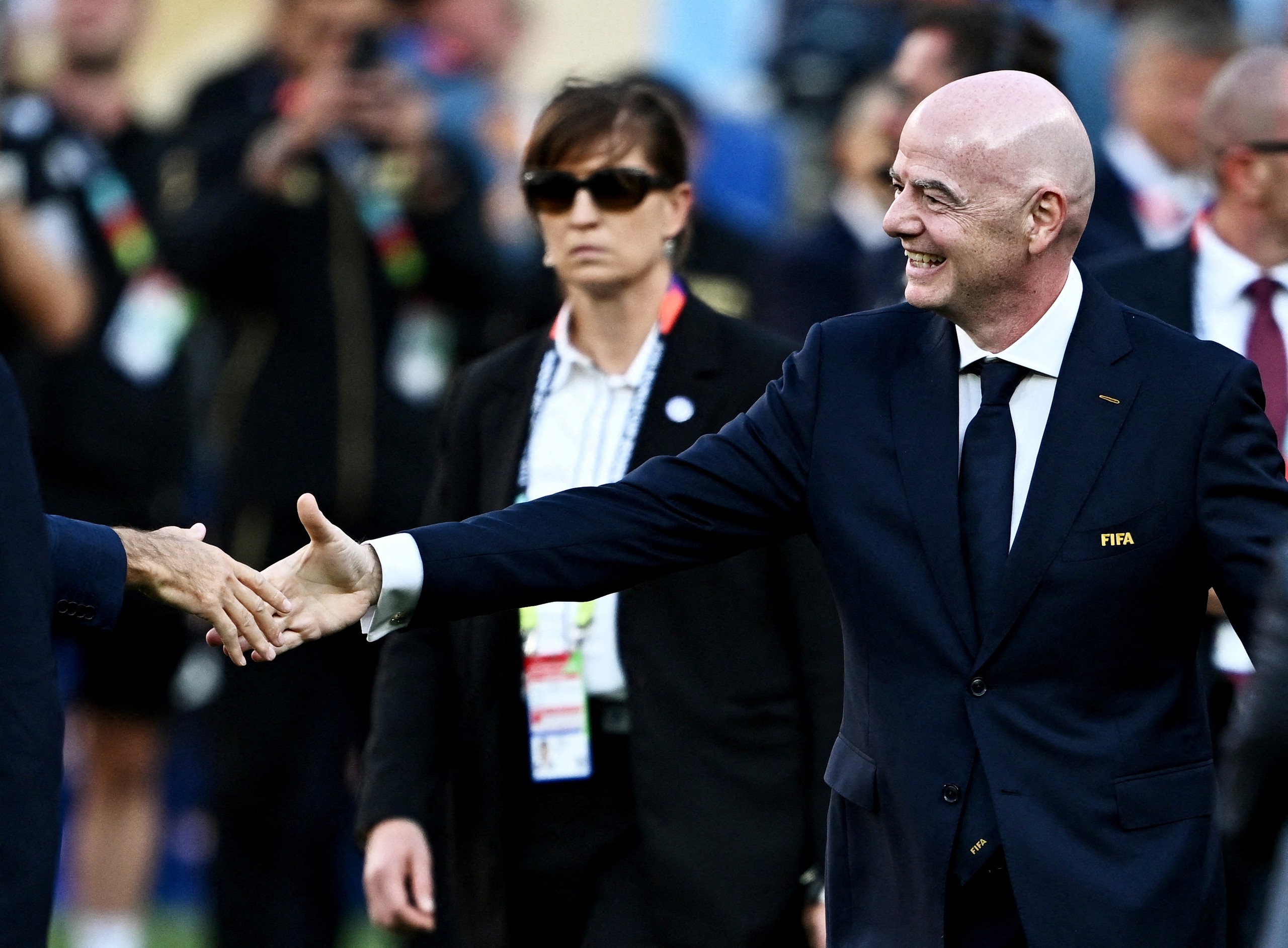 Chủ tịch FIFA Infantino từng bị sức ép từ chức cực lớn từ 3 liên đoàn châu lục gồm AFC (châu Á), UEFA (châu Âu) và CONCACAF (Bắc, Trung Mỹ và Caribe). Tuy nhiên, ông đã thay đổi tình hình ngoạn mục