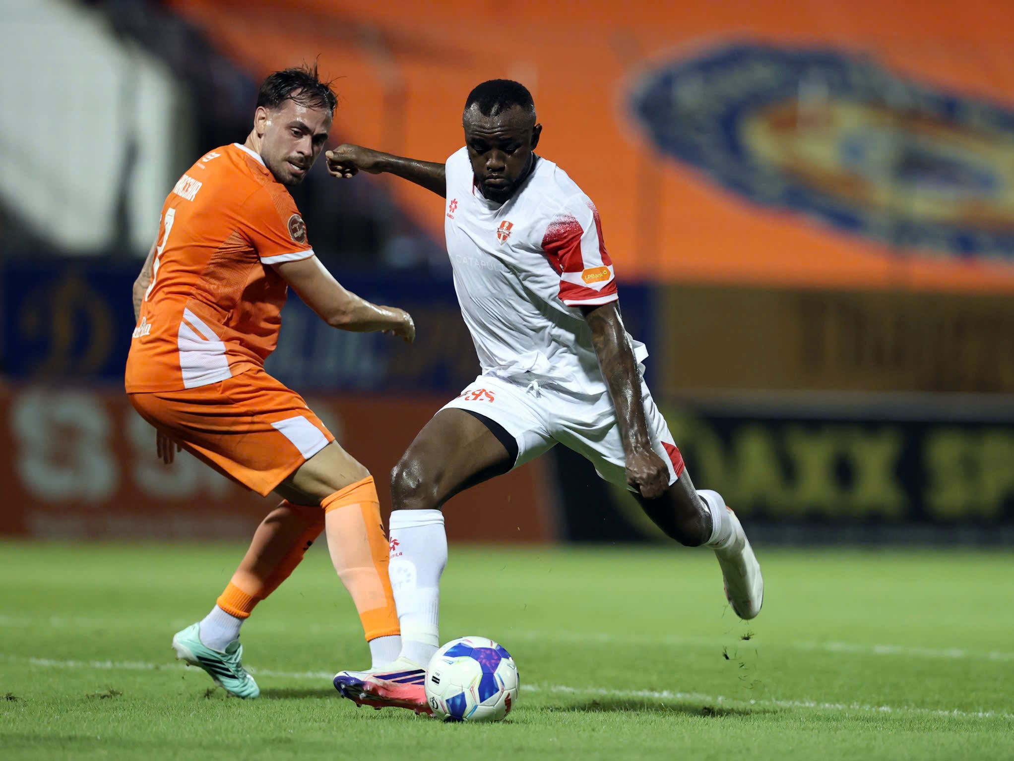 Tiền đạo Joel Tagueu (Hải Phòng, áo trắng) lập hat-trick trước SHB Đà Nẵng - Ảnh: THẮNG LÊ