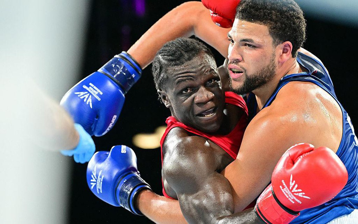 Đánh lén đối thủ, võ sĩ boxing tai tiếng bị phạt nặng