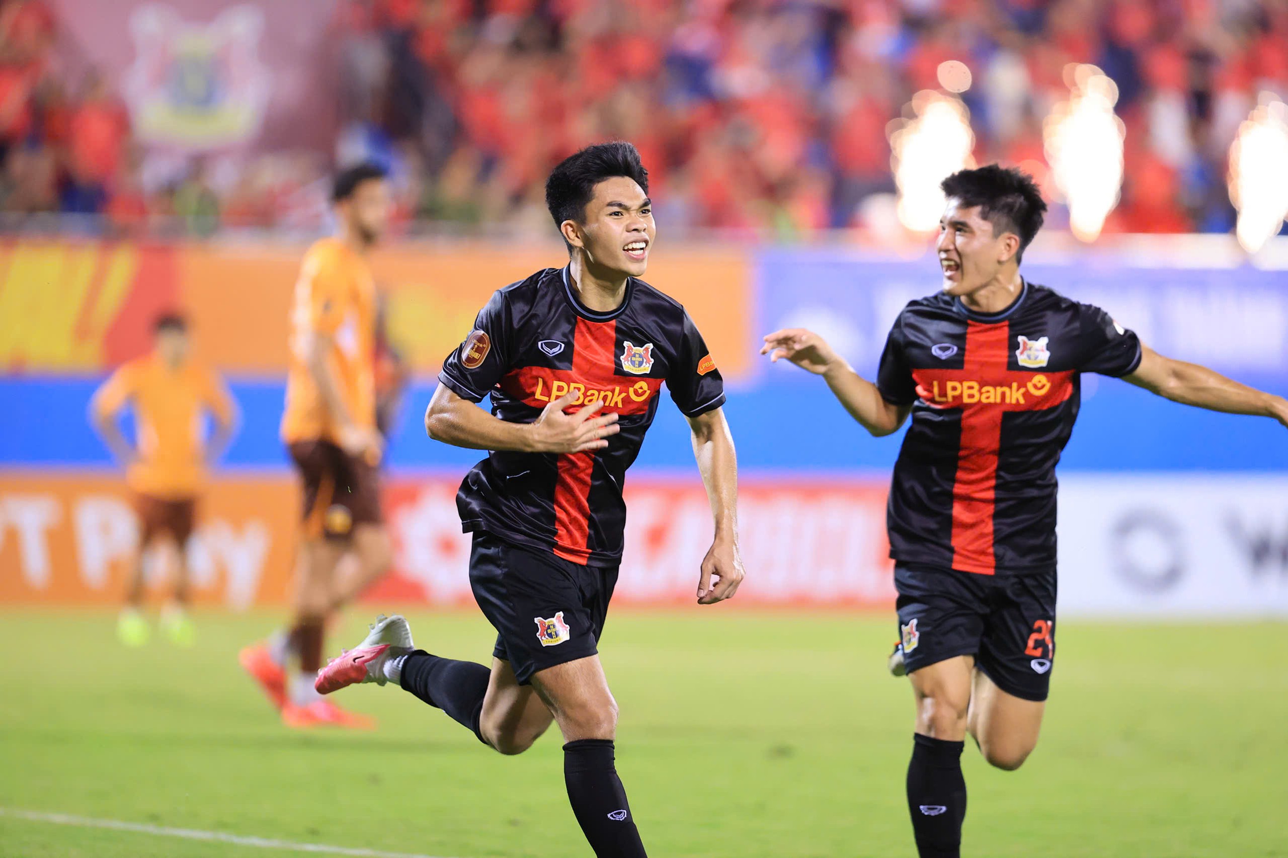 Chân sút trẻ Lê Phát (sinh năm 2007) đã có 2 bàn tại V-League 2026 - 2027