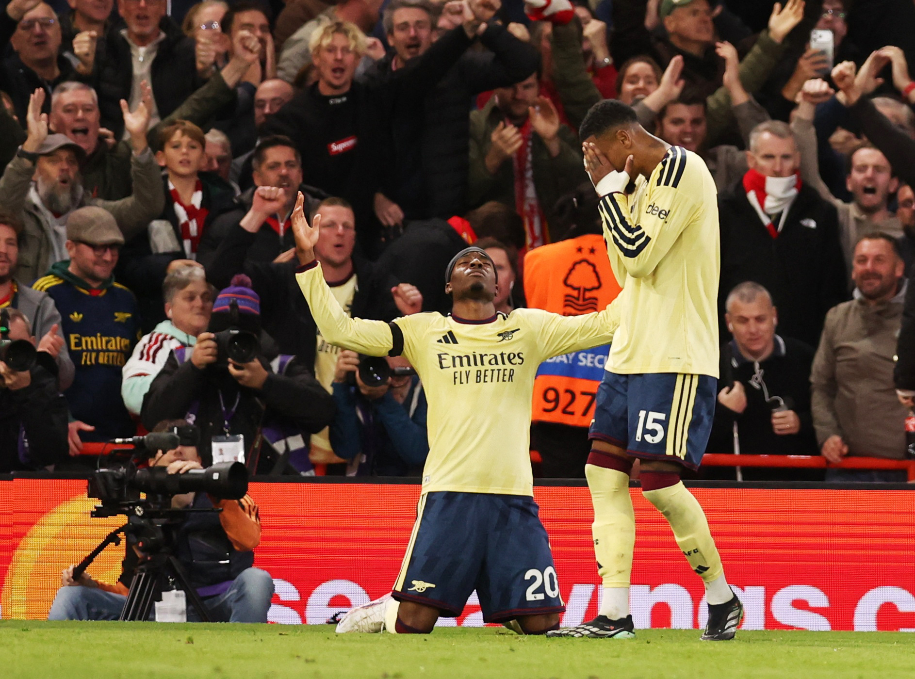 Noni Madueke (20) ăn mừng sau khi giúp Arsenal giành trọn 3 điểm