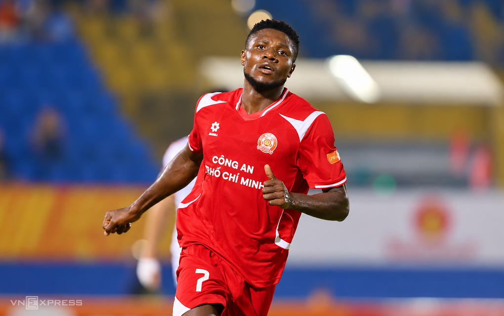 Olaha Mạnh Đức mừng bàn thắng trong trận CA TP HCM thắng Thể Công 1-0 ở vòng 4 V-League 2026-2027, trên sân Gò Đậu, TP HCM chiều 19/10. Ảnh: Đức Đồng