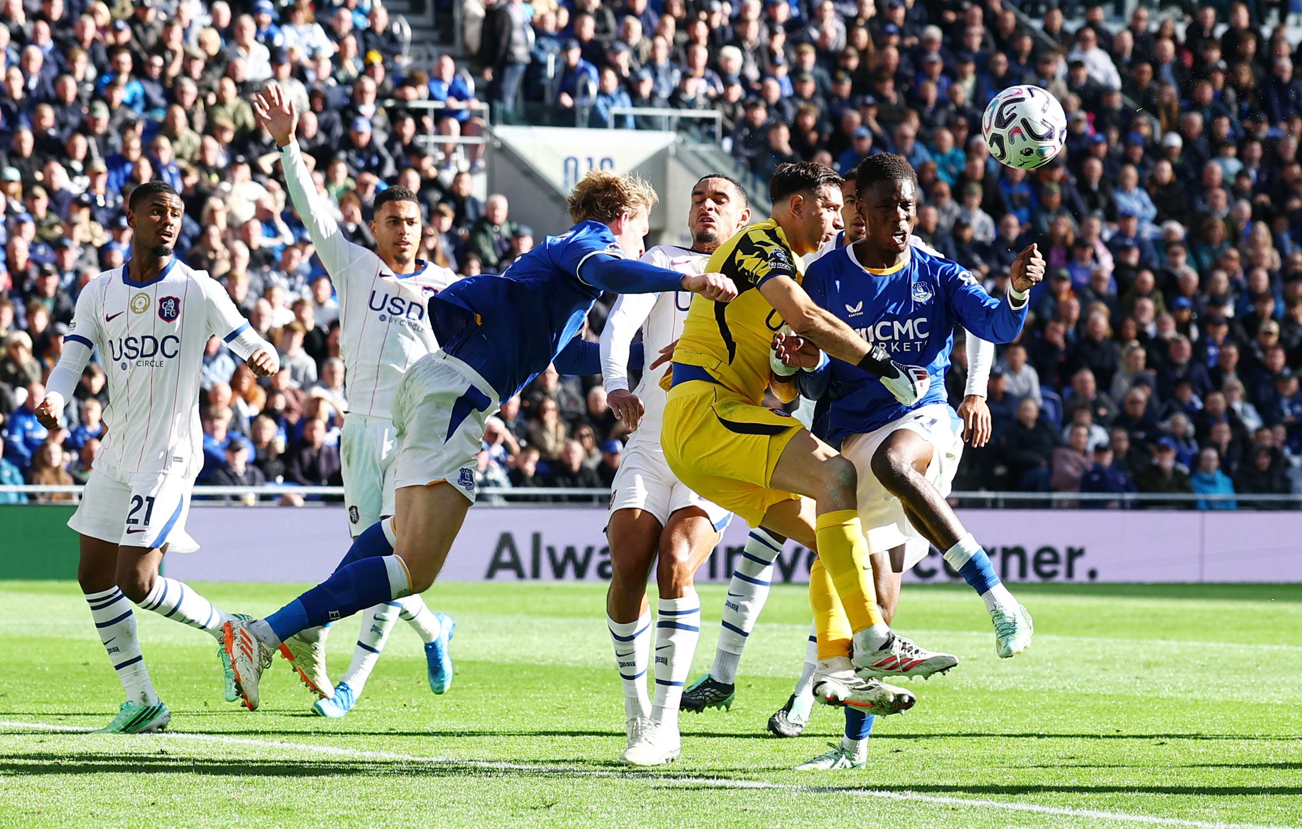 Thủ thành Emiliano Martinez (áo vàng) gặp chấn thương nặng ở trận gặp Everton