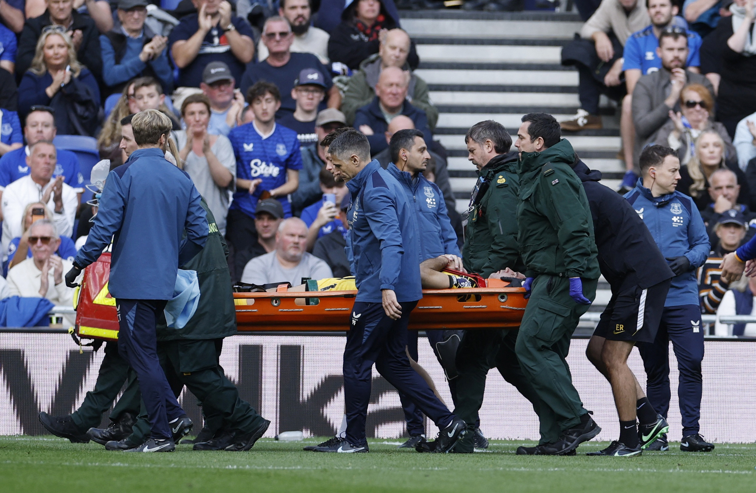 Thủ thành của Chelsea được các nhân viên y tế đưa ra ngoài và phải chuyển đến bệnh viện