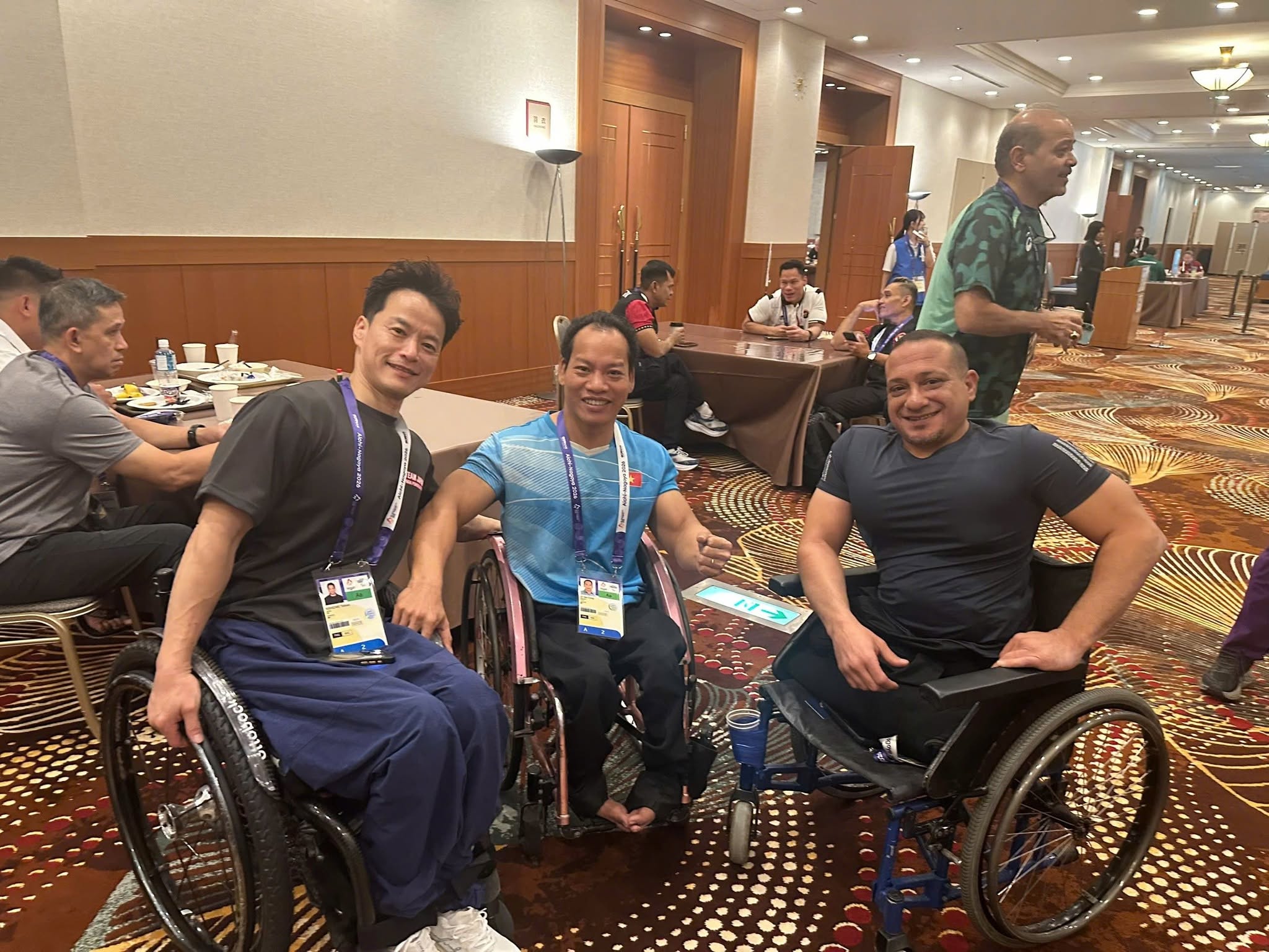 Lê Văn Công (giữa) giành HCB hạng cân 49 kg môn cử tạ tại Asian Para Games 2026