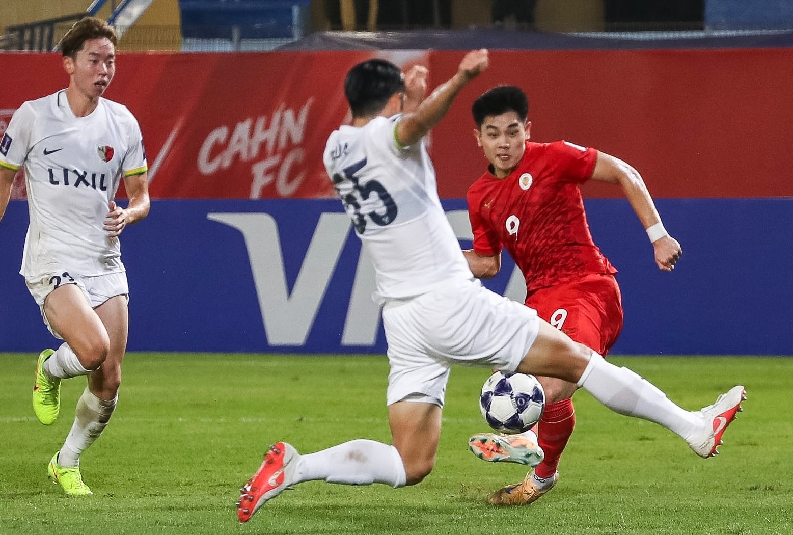 Công An Hà Nội (bìa phải) được khen ngợi ở AFC Champions League Elite - Ảnh: MINH ĐỖ