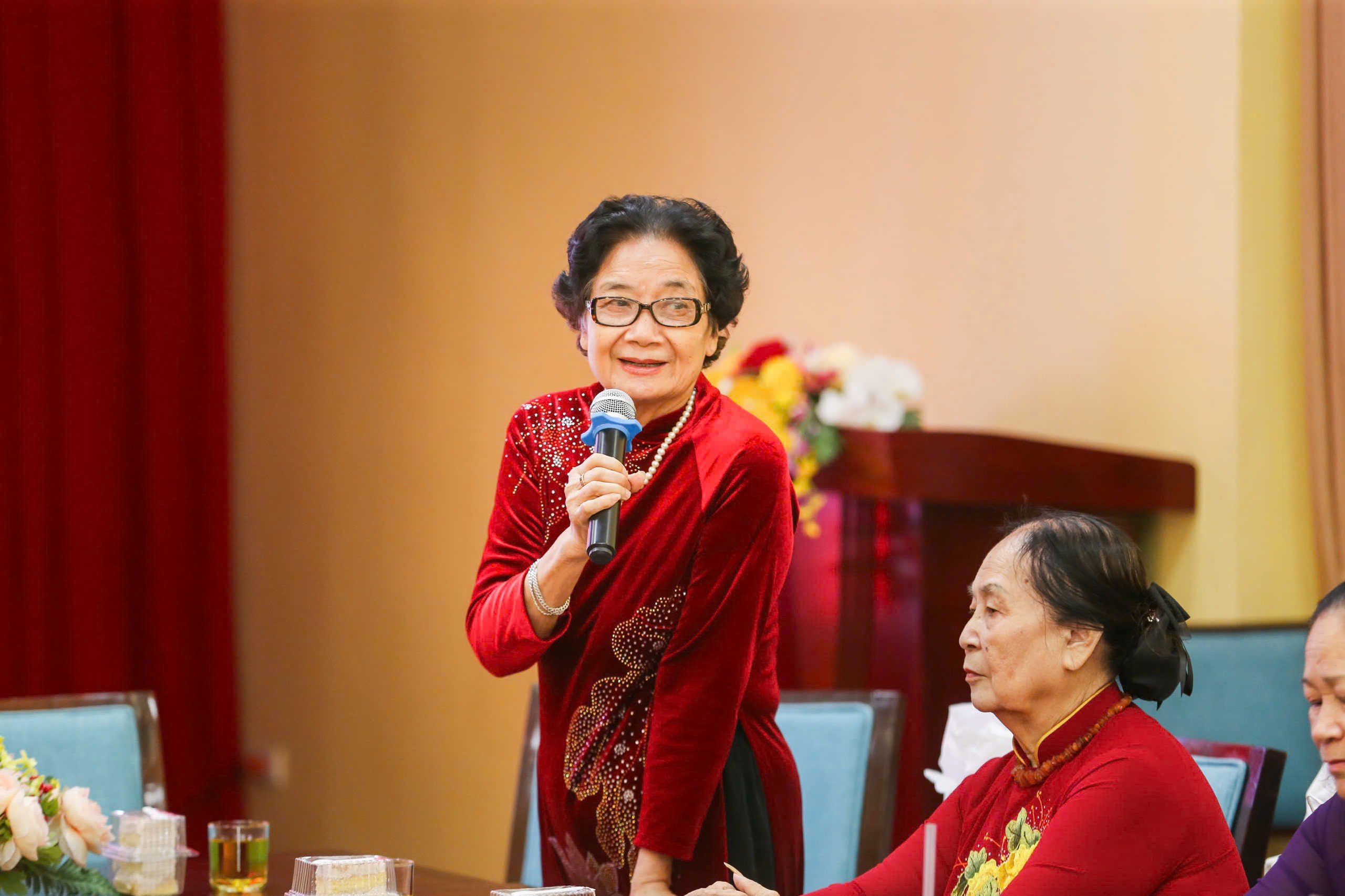 Huyền thoại bơi Việt Nam - bà Vũ Thị Sen (bìa trái) chia sẻ về những năm tháng gian khó tập luyện trong chiến tranh chống Mỹ - Ảnh: QUÝ LƯỢNG