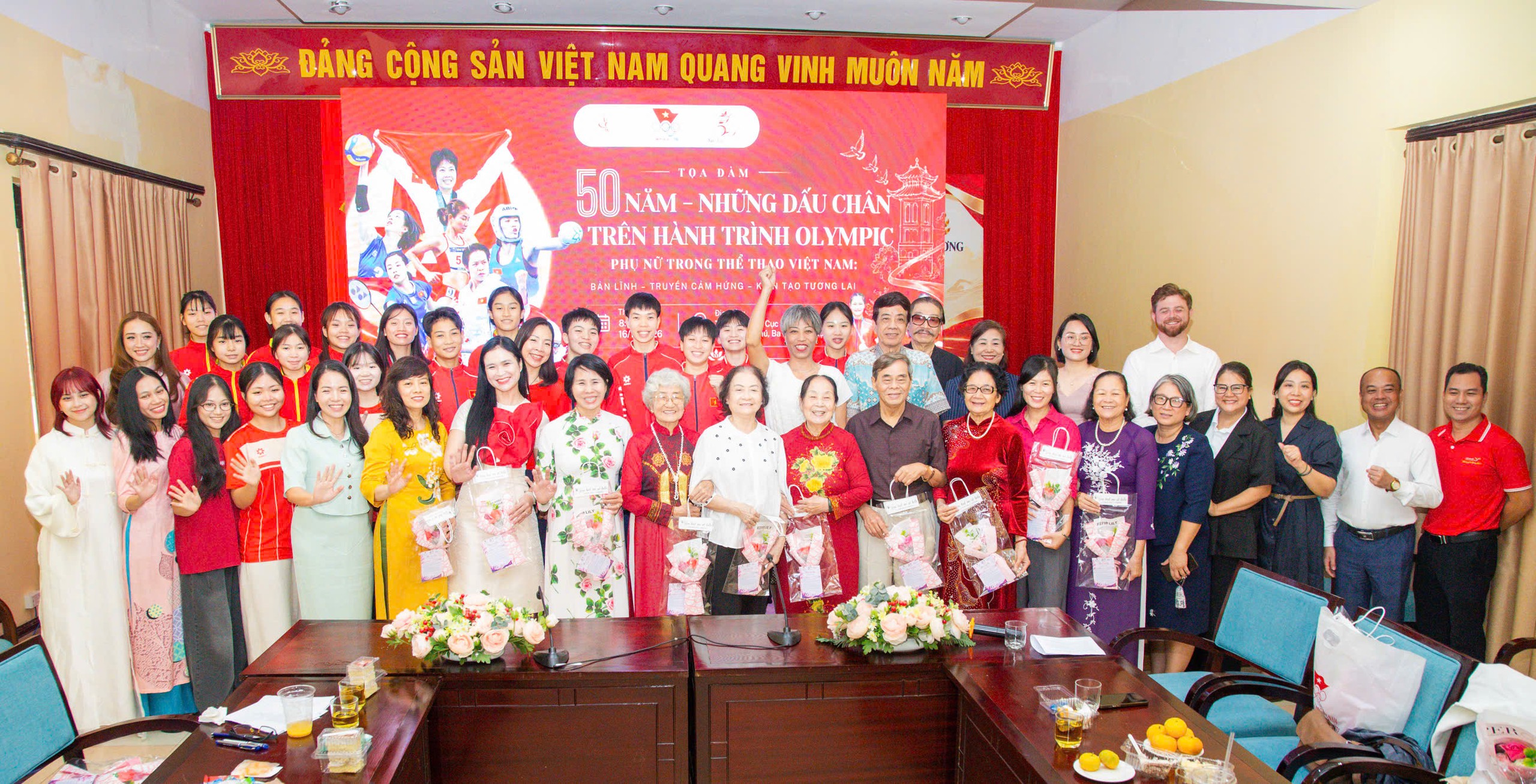 Tọa đàm 50 năm - Những dấu chân trên hành trình Olympic với sự góp mặt của các VĐV, HLV lừng danh thể thao Việt Nam - Ảnh: QUÝ LƯỢNG