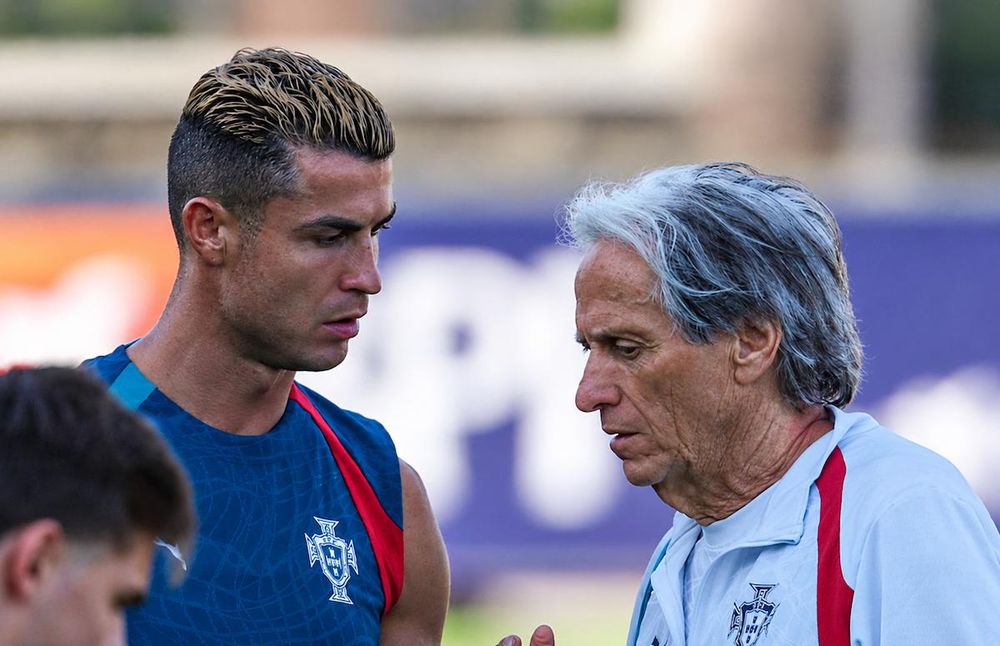 Ronaldo (trái) có được triệu tập khoác áo tuyển quốc gia trong tháng 11 tới hay không phụ thuộc vào HLV Jesus - Ảnh: REUTERS