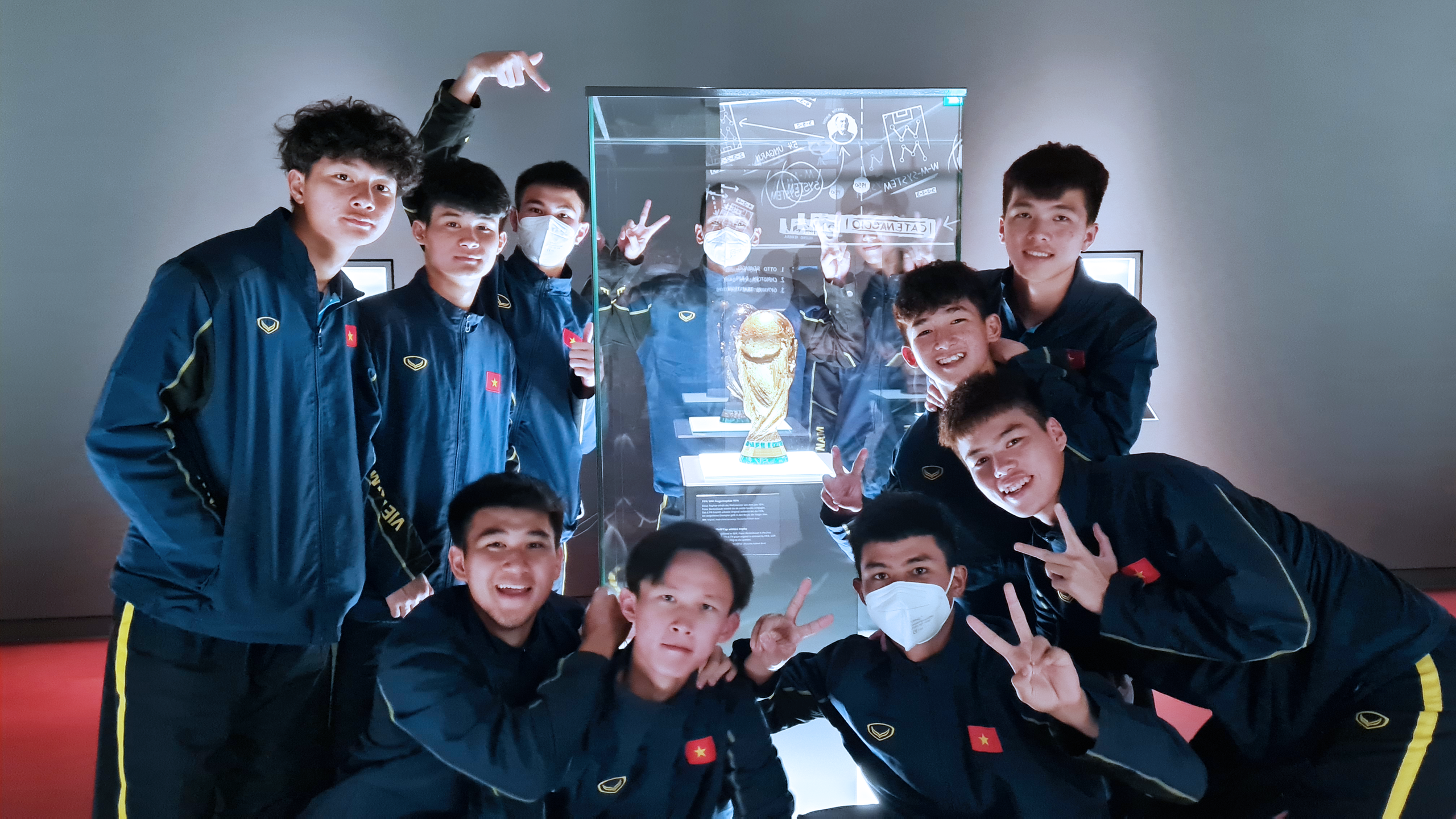 Thủ môn Cao Văn Bình (trái) cùng U17 Việt Nam trong chuyến tập huấn tại Đức hồi tháng 3-2022 - Ảnh: VFF