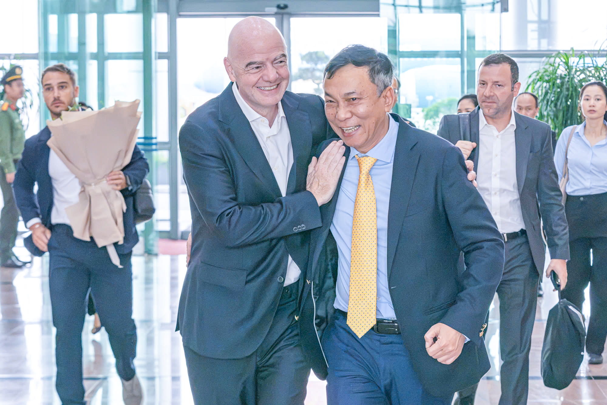 Chủ tịch VFF Trần Quốc Tuấn và Chủ tịch FIFA Gianni Infantino tại Việt Nam hồi tháng 8-2026 - Ảnh: VFF