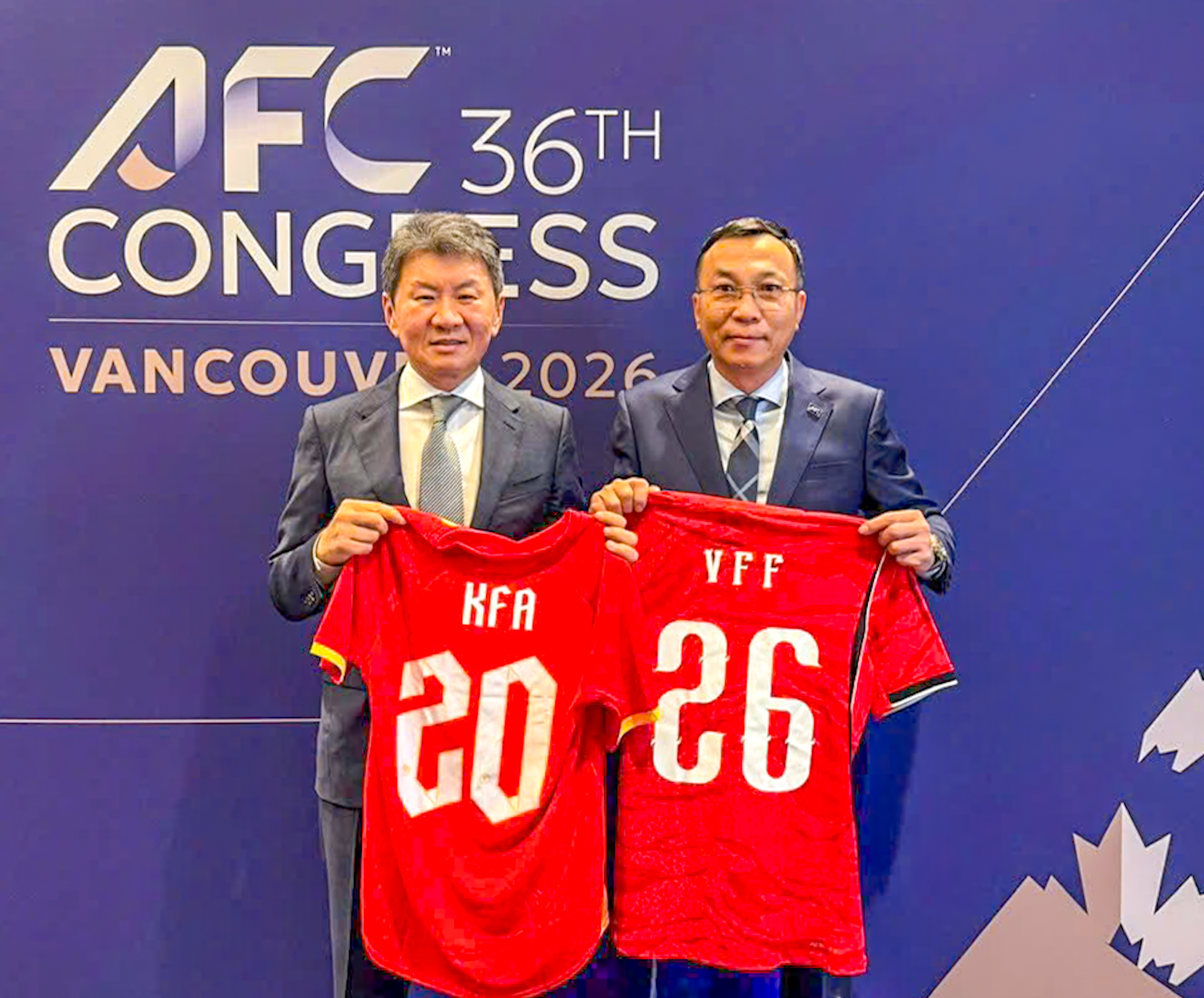 Chủ tịch VFF Trần Quốc Tuấn (phải) và Chủ tịch KFA Chung Mong Gyu ký kết hợp tác trước thềm Đại hội FIFA lần thứ 76 tại Canada hồi tháng 4-2026 - Ảnh: VFF