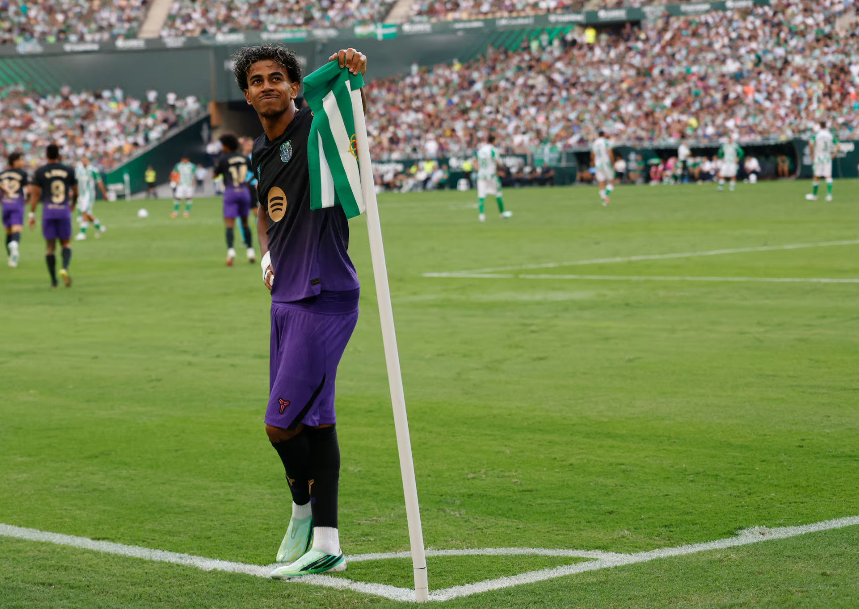 Lamine Yamal ăn mừng bàn thắng trong trận Real Betis – Barca trên sân La Cartuja, Seville, Tây Ban Nha ngày 17/10/2026. Ảnh: Reuters