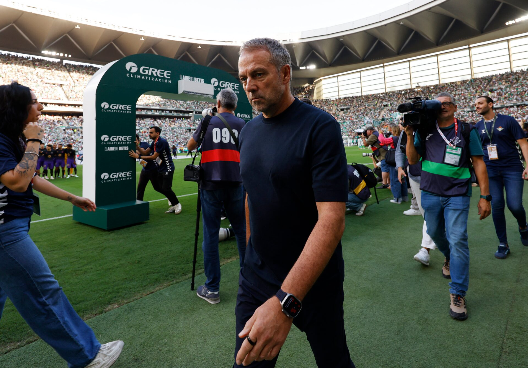 Hansi Flick ở khu kỹ thuật trước trận Real Betis – Barca trên sân La Cartuja, Seville, Tây Ban Nha ngày 17/10/2026. Ảnh: Reuters
