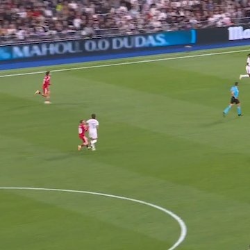 HLV Sevilla cho rằng Guler (áo trắng) phải nhận tấm thẻ đỏ trong tình huống này - Ảnh: chụp màn hình