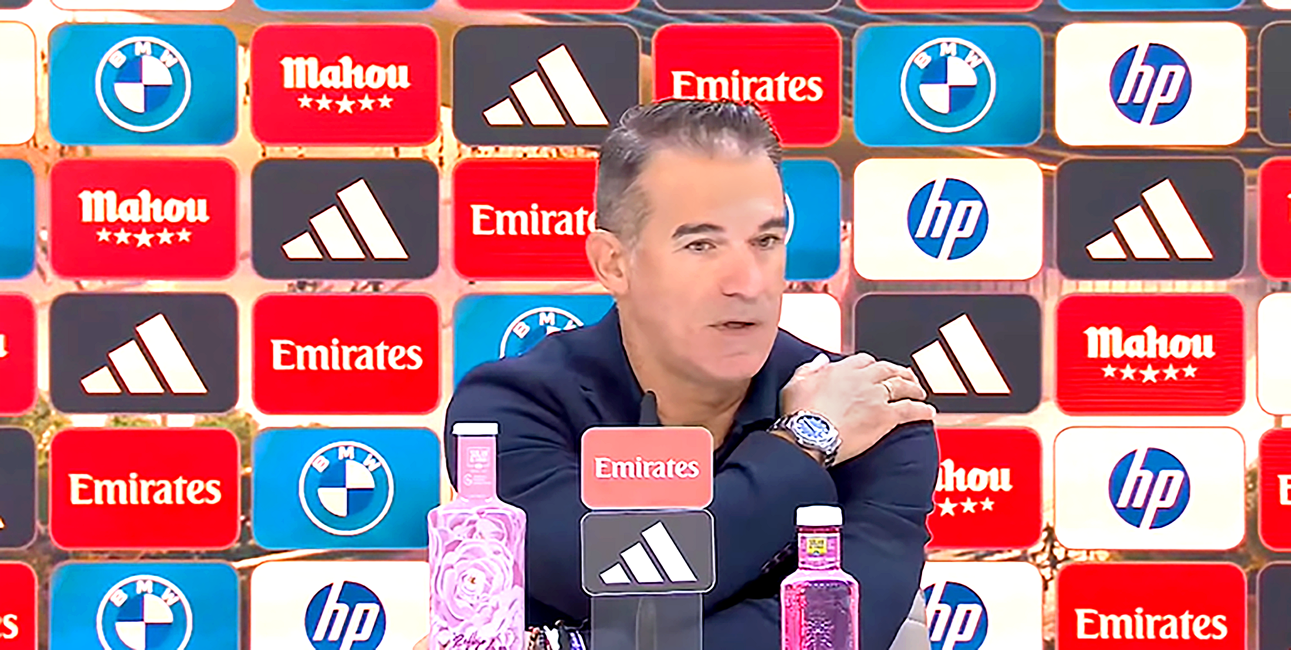 HLV Garcia Plaza mỉa mai tổ trọng tài sau khi trận đấu giữa Real Madrid và Sevilla khép lại - Ảnh: AS