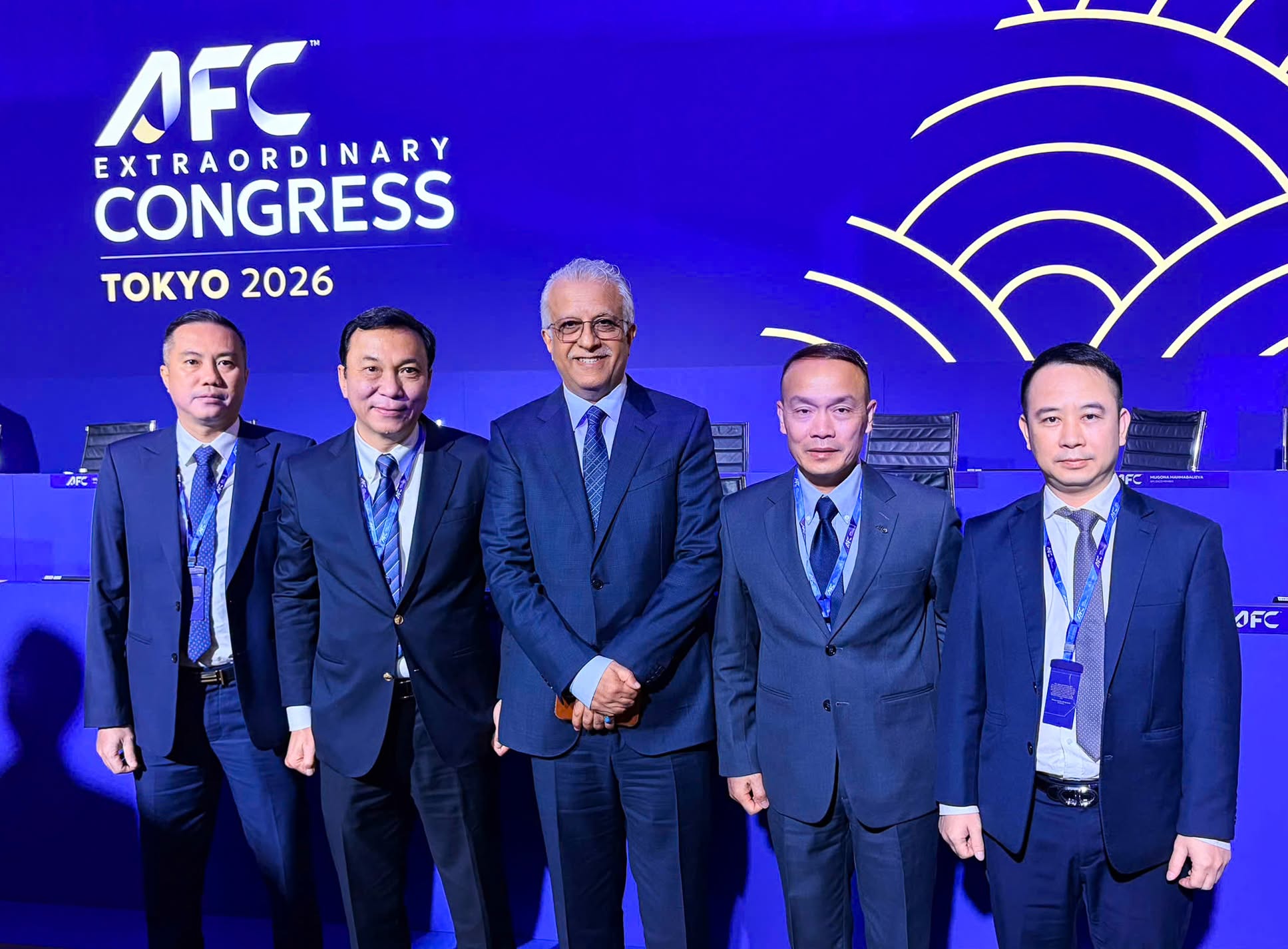 Chủ tịch VFF Trần Quốc Tuấn (thứ hai từ trái sang) và đoàn đại biểu VFF cùng Chủ tịch AFC Shaikh Salman (giữa) - Ảnh: VFF