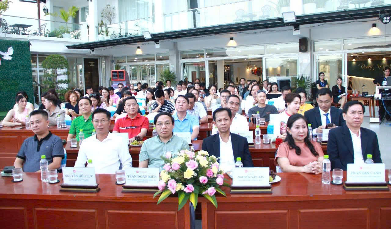 Đại biểu và đại diện các doanh nghiệp du lịch, lữ hành tham dự buổi họp báo giới thiệu giải chạy
