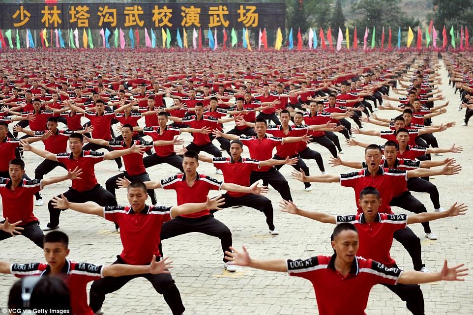 Một hình ảnh ấn tượng cho thấy số lượng học viên đông đảo ở các trường liên kết Thiếu Lâm - Ảnh: IFENG