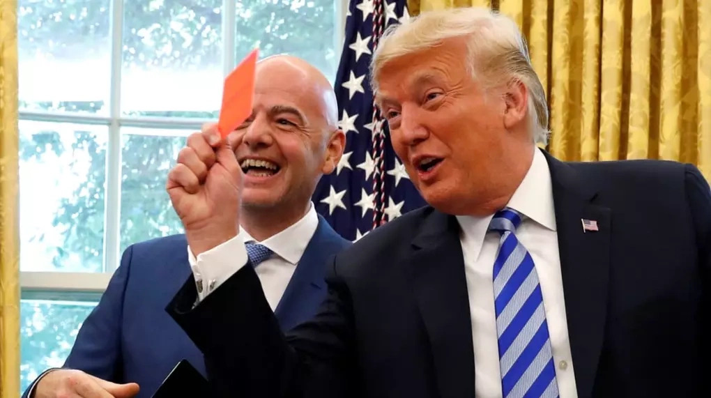 Ông Trump (phải) được cho là đã tác động để xin hoãn án phạt - Ảnh: REUTERS