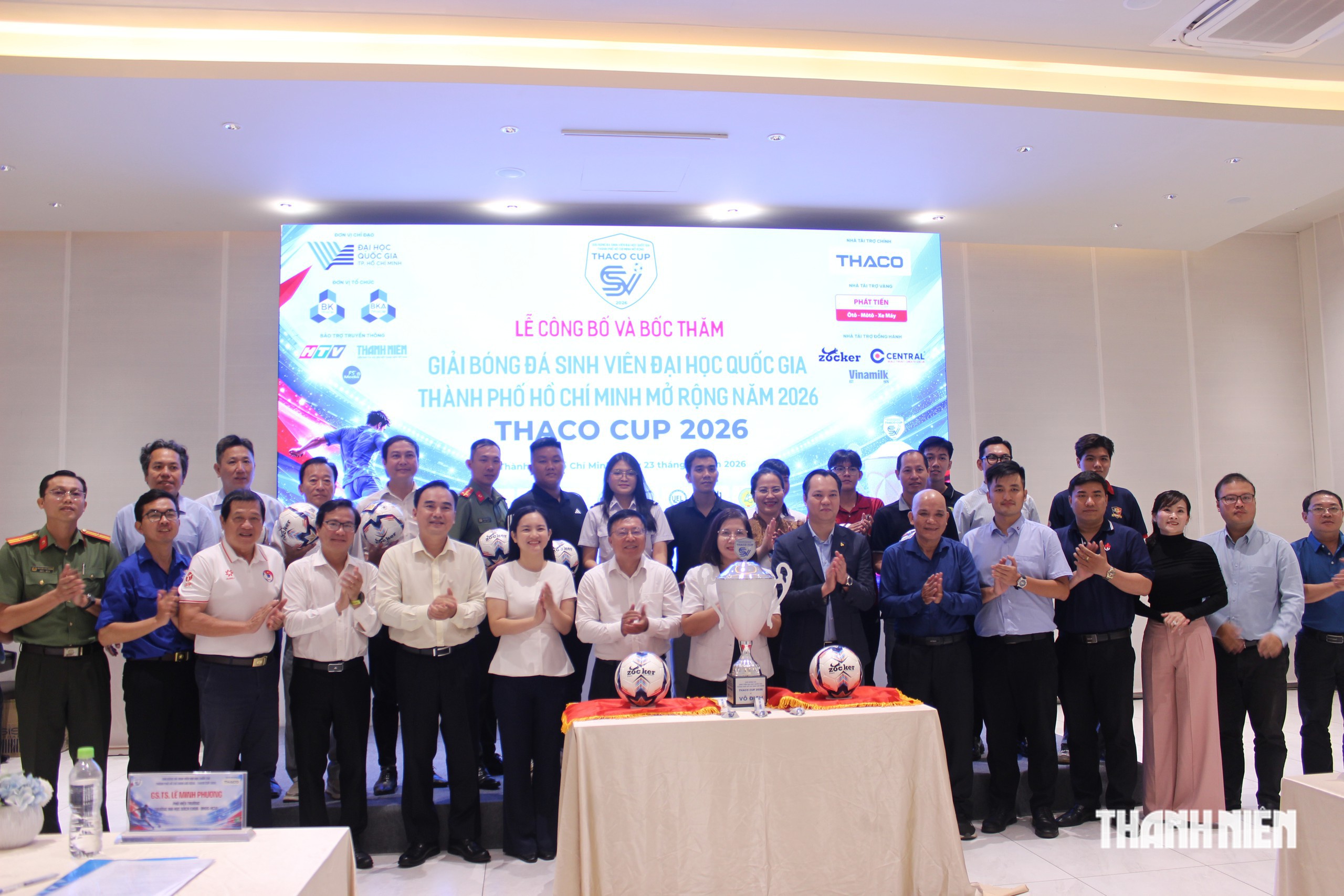 Đại diện ban tổ chức giải đấu cùng đại diện 16 đội bóng tham gia giải