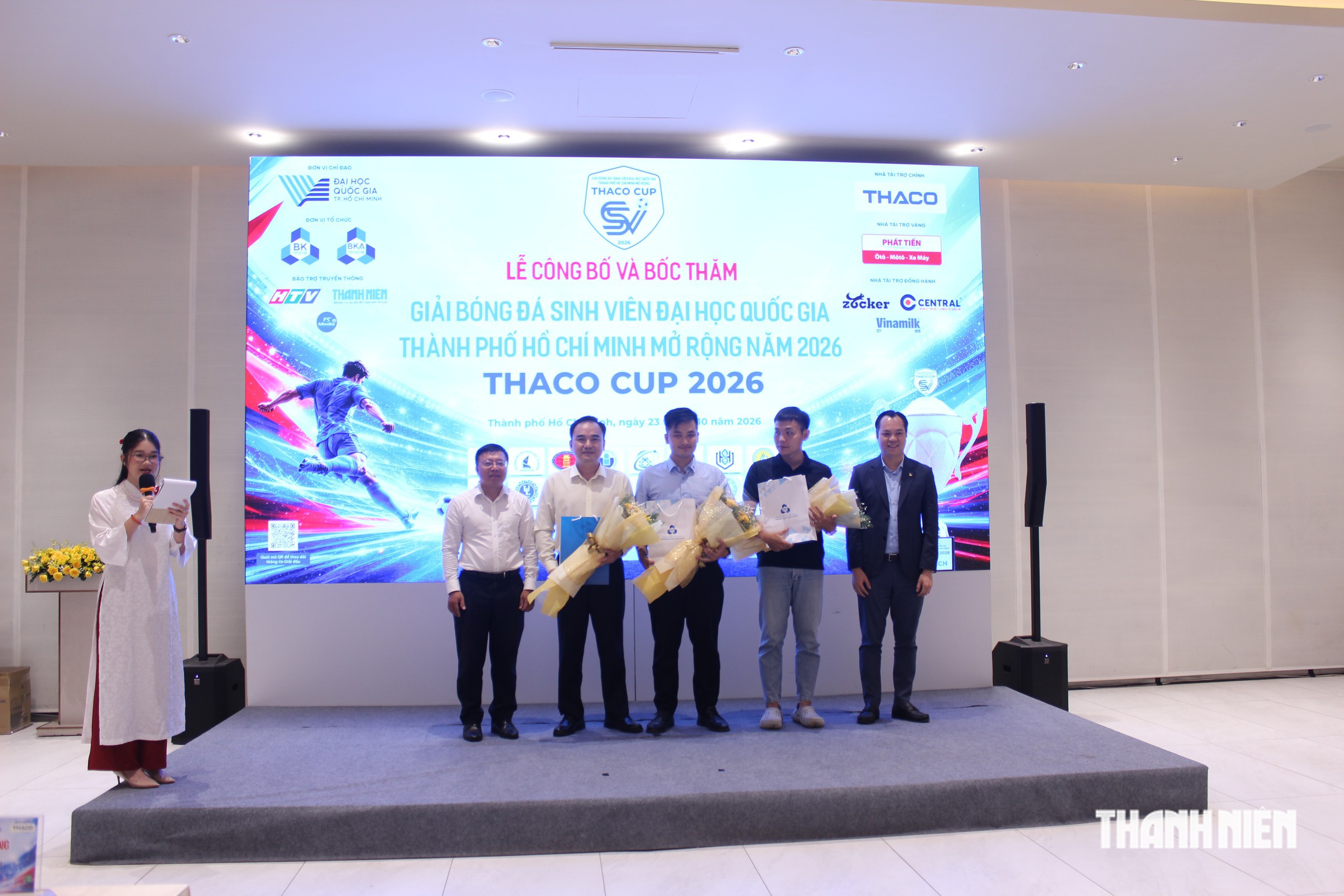 GS-TS Lê Minh Phương, Phó hiệu trưởng Trường ĐH Bách khoa, ĐH Quốc gia TP.HCM (bìa trái) và ông Võ Đại Khôi, Phó chủ tịch Ban đại diện BKA, Chủ tịch HĐQT CTCP Xây dựng Trung Hậu, Giám đốc Công ty CP Hợp tác & Phát triển BKA (bìa phải) trao hoa cảm ơn các nhà tài trợ, đơn vị đồng hành cùng giải đấu