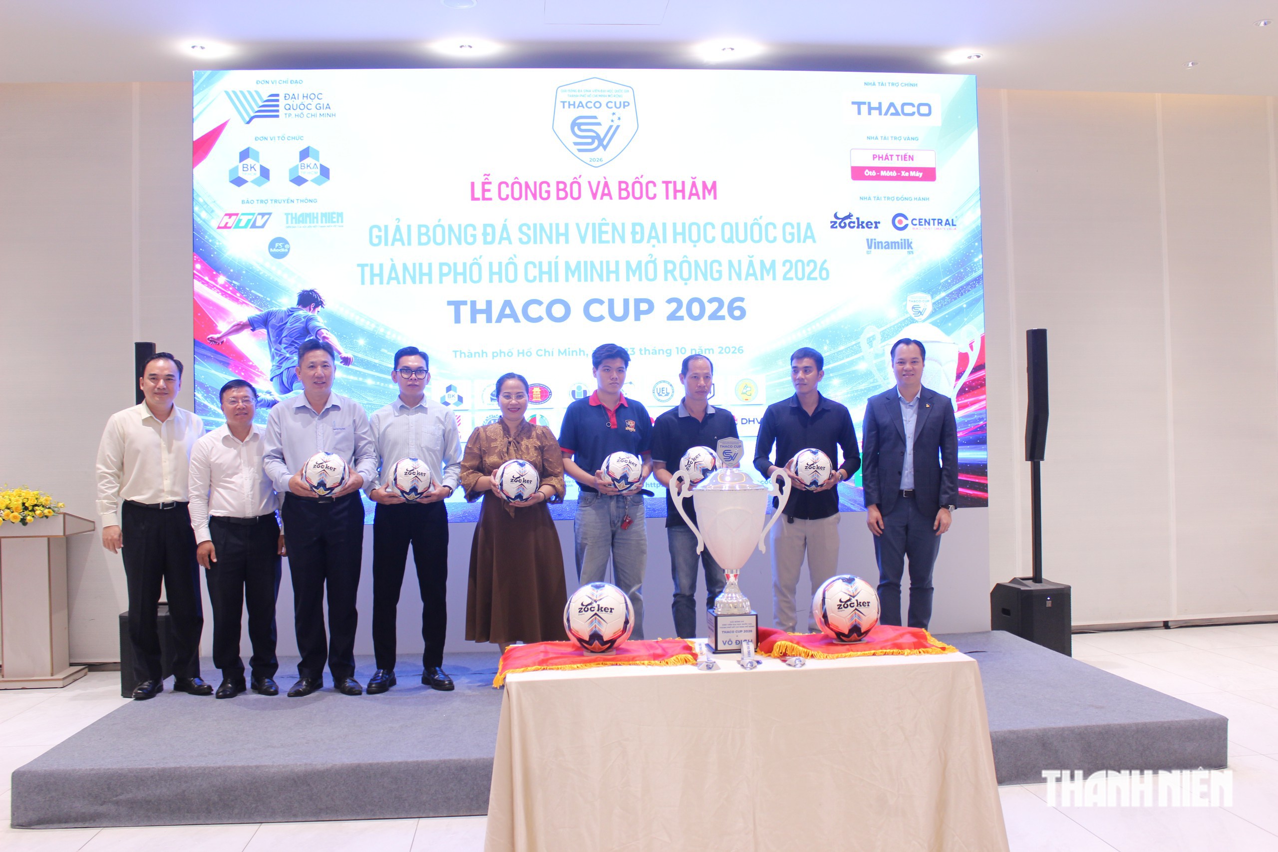 Ban tổ chức trao bóng thi đấu cho đại diện các đội bóng tham gia giải
